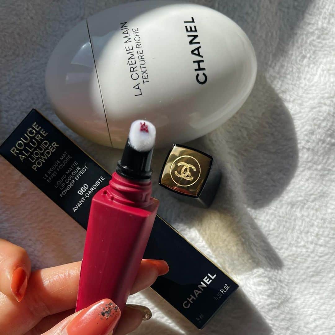 のインスタグラム：「@kaolun0128 からの🎁 おCHANEL様💋 @chanel.beauty   rouge allure liguid powder  絵の具🎨チューブみたいで looking  good💋 ムースみたいな感触  見た目はマットなのに よく伸びてしっとり 唇中心に置いて　ぼかすように 滲むように　延ばすと 色っぽlipです　💋 ぼかしやすい先っちょ仕様も🙆‍♀️  #前髪 #毎朝 #ビーバップハイスクール  #コスメレビュー #chanelmakeup  #instabeauty#instagood#instacosme#美活#workout#美肌#diet#アラフォー#ママ#followme#春メイク」