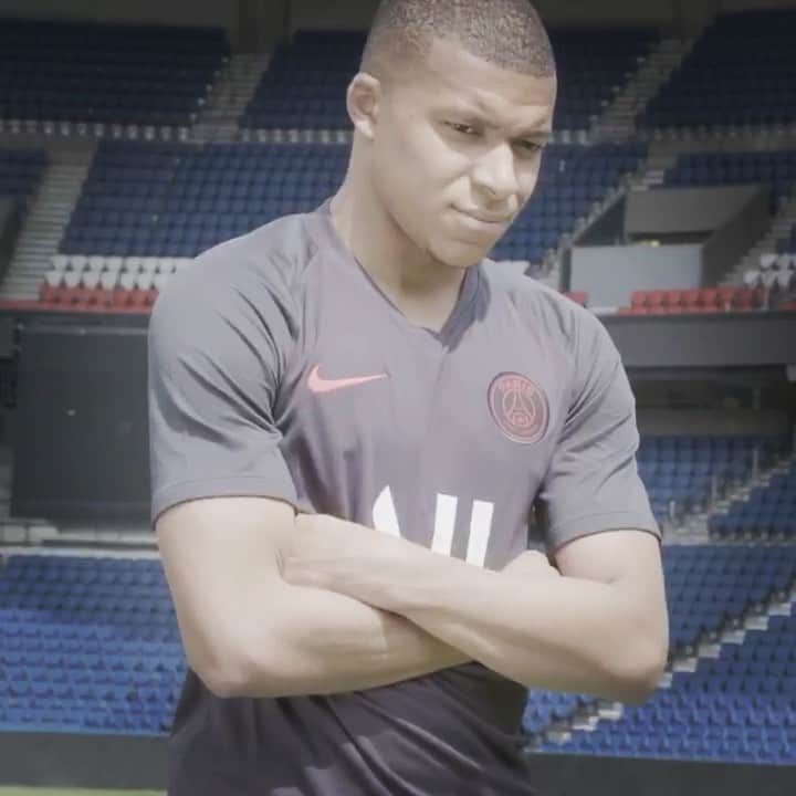 F2Freestylersのインスタグラム：「@k.mbappe 👑👏  Congrats also to @pochettino 👊  #football #footballskills #footballtricks #psg #messi #mbappe #neymar」