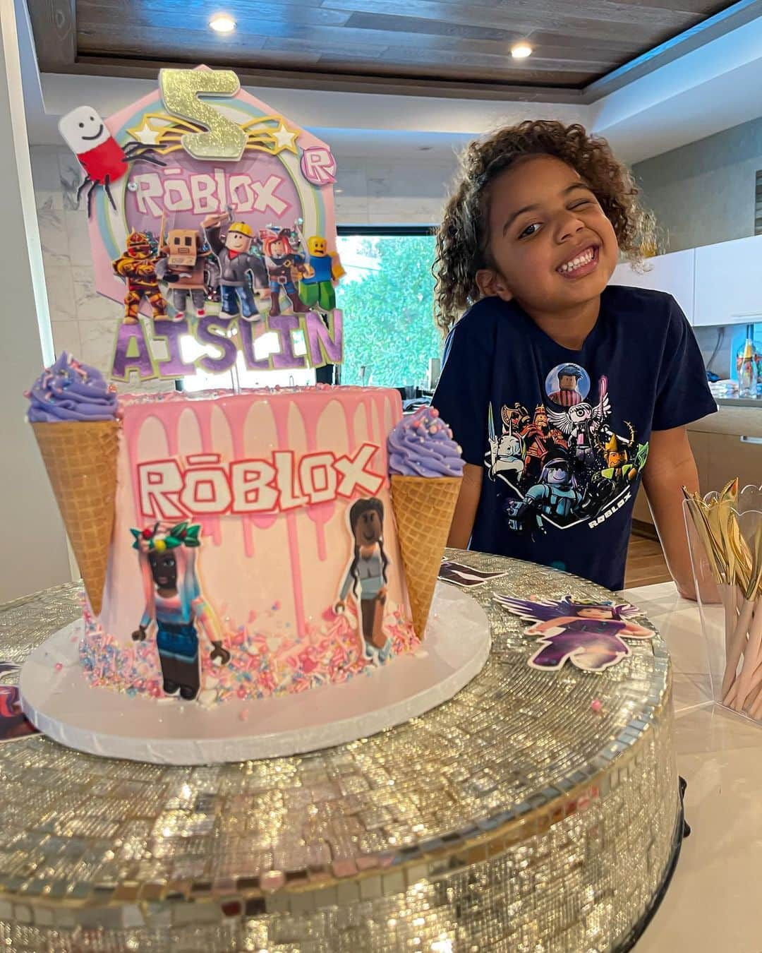 キッド・インクさんのインスタグラム写真 - (キッド・インクInstagram)「3 day weekend was action packed 😂 ROBLOX vs. VDay Elmo - Lockdown Edtion ... Ace hit 5 on 2/10 and this Milli 1st get down 2/14 🎂 up up☝🏾I Love Y’all 😍❤️」2月17日 6時46分 - kidink