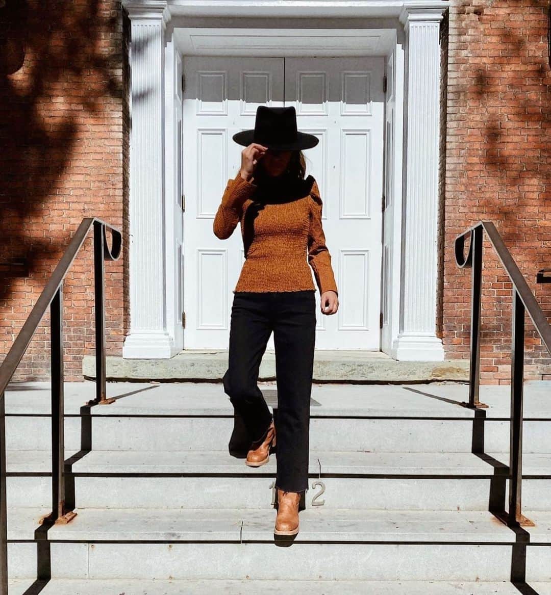 フライのインスタグラム：「#FryeOAO // The Original. The Authentic. The Only. @iiisabelsalcedo wears the Campus 14L. #InMyFRYE」