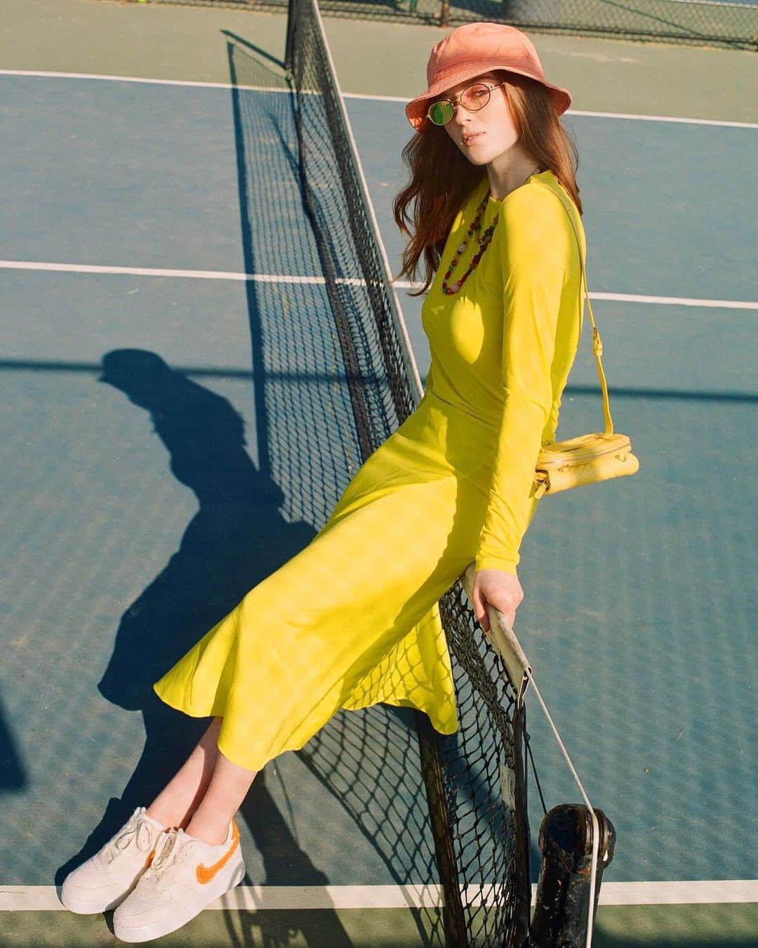 Larsen Thompsonのインスタグラム：「Let’s go down to the tennis court And talk it up like yeah💛 Shot on film by: @krissy」