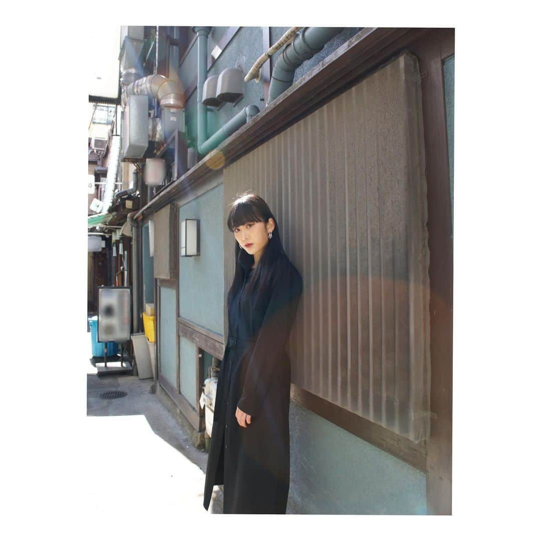 YURINAのインスタグラム：「・﻿ 🖤♡🖤♡🖤﻿ ﻿ ﻿ 📸 #撮影データ part. 5﻿ ﻿ ﻿ ﻿ 街中の路地裏で。﻿ ﻿ ※撮影時のみマスク外しています。﻿ ﻿ ﻿ ﻿ ﻿ TikTok昨日も2本動画投稿してます🏂🥋﻿ ﻿ ﻿ 今日はあることにチャレンジした動画を﻿ 載せようかな〜〜〜〜。🤔﻿ ﻿ ﻿ 皆さんチェックして下さいね☑︎﻿ ﻿ ﻿ ﻿ ﻿ ﻿ そして「リリース予約イベント」も﻿ 開催決定致しました💿✨﻿ ﻿ 久しぶりのイベントですね😭👏🏻﻿ ﻿ 2/28 (日) 皆様にお会いできるの楽しみにしています🖤﻿ ﻿ ﻿ 詳しくは球団公式HPをCheck！！！﻿ ﻿ ﻿ ﻿ #オリックス #Bs2021 #BsGirls﻿ #baseball #プロ野球 #ORIX #avex﻿ #オリックスバファローズ #野球女子﻿ #野球好きと繋がりたい #京セラドーム大阪﻿ #オリックス女子 #インスタ野球女子﻿ #yurina_359  #BsGirls2021 #performer﻿ #dance #全力パフォーマンス #黒髪ストレート﻿ #黒髪ポニーテール #高身長女子 #筋トレ女子﻿ #被写体モデル #model #tiktok﻿ #followme #likeforlike #ootd #🖤」