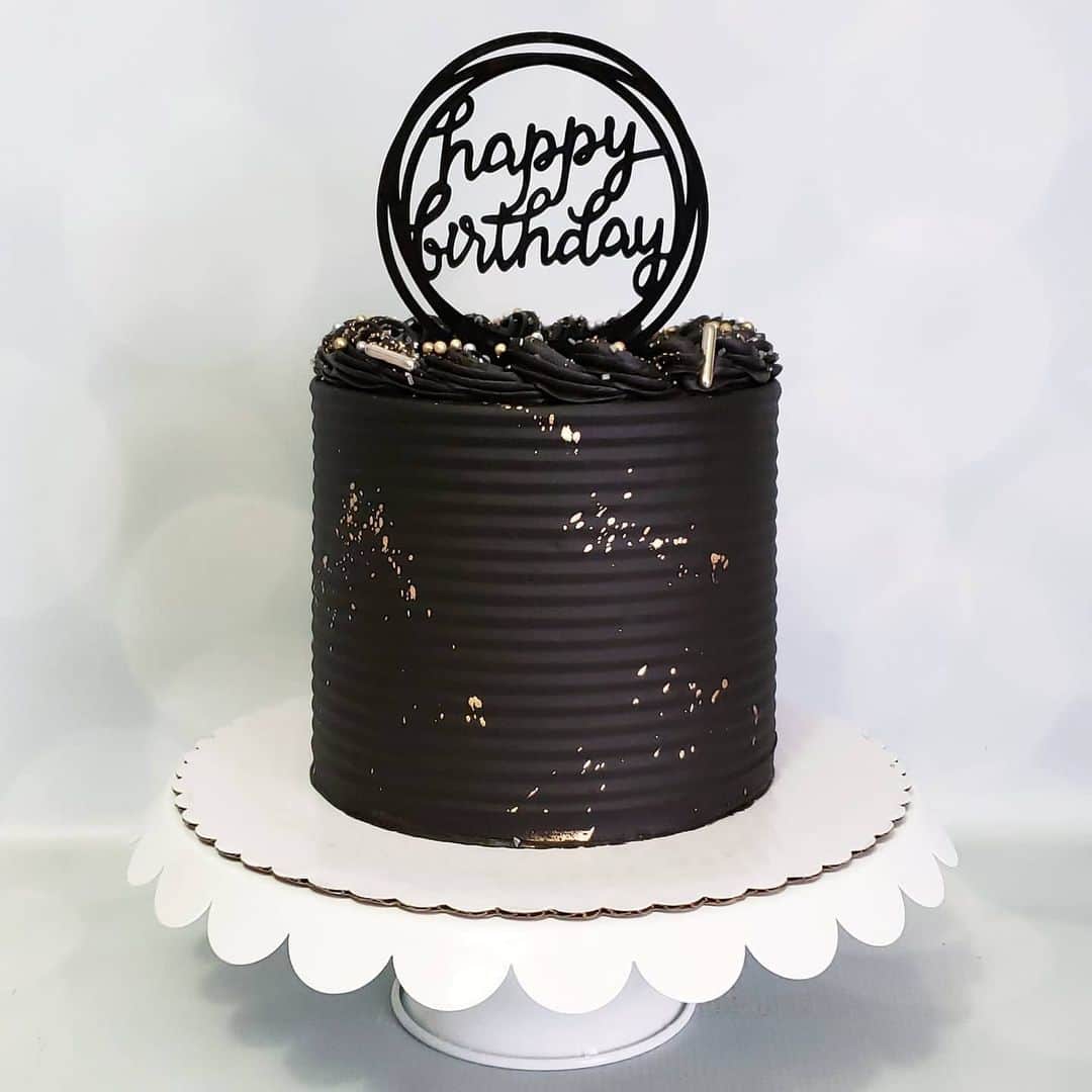 Honey Bee Cakesのインスタグラム：「B l a c k & G o l d」