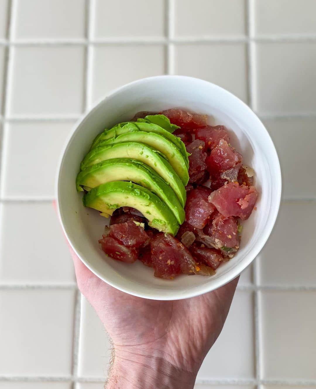 ショーン・ラビットさんのインスタグラム写真 - (ショーン・ラビットInstagram)「What’s the craziest must have food you traveled home with? Me, 5lbs of poke! 🐟😂 旅行中にどんな食べ物を持ち帰りましたか？ 私、2.2kgポケ🤣🍣  I’ve brought home pizzas from NYC, deep-dish pizzas from Chicago, kimbop from Korean, but this time I brought home fresh poke, 5lbs of it to be exact! “How?” You ask? Froze it in the hotel room fridge, plastic wrapped the containers for no spilling and threw it in my carry on luggage!  If you’re a foodie, you’ll understand 😂🌺  ニューヨークのピザ、シカゴの深皿ピザ、韓国のキンボップを持ち帰りましたが、今回は新鮮なポケ、正確には5ポンド (2.2kg) を持ち帰りました。 "どうやって？" あなたが尋ねる？  ホテルで冷凍し、こぼれないようにプラスチックで容器を包み、機内持ち込み手荷物に入れました！  あなたが食通なら、あなたは理解するでしょう😂🌺 . . . . . . . . .  #figureskating  #poké #workoutmotivation  #training  #foodie  #fitfam  #travel  #hawaiieats  #ootd  #japan  #foodporn #healthyeats  #アメリカ #フィギュアスケート  #トレーニング  #筋肉  #筋トレ  #焼肉 #モデル  #イケメン  #ファッション  #おしゃれさんと繋がりたい  #今日の服  #いいね返し  #インスタ映え  #可愛い  #朝ご飯  #おはよう #刺身」2月17日 7時00分 - seanrabbitt