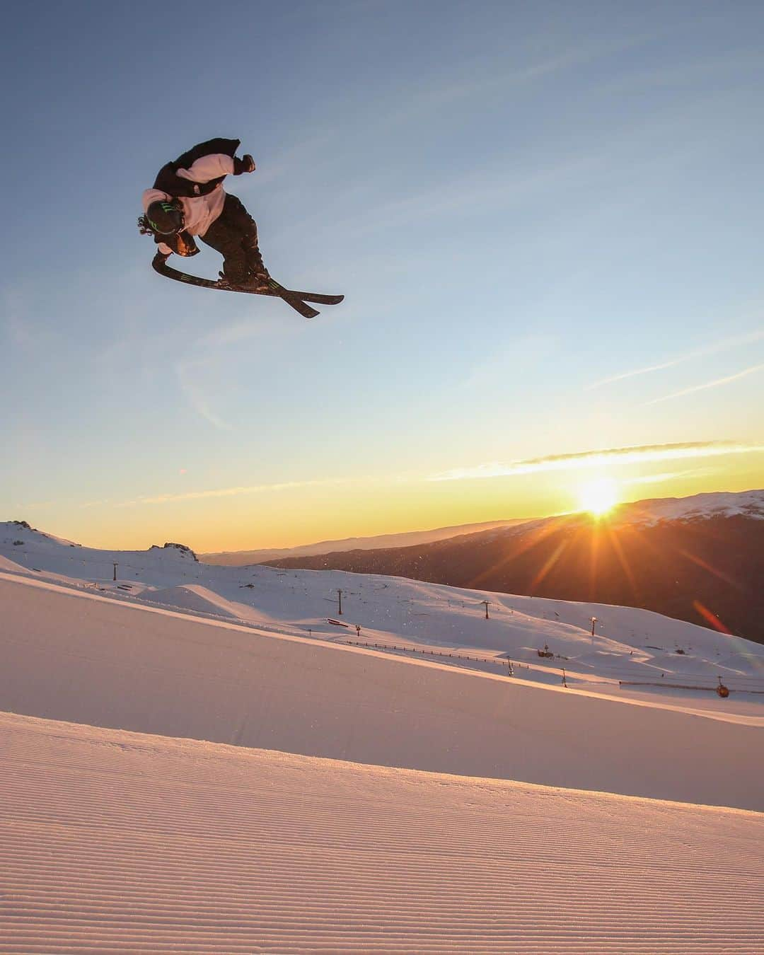 モンスターエナジーさんのインスタグラム写真 - (モンスターエナジーInstagram)「Sunset shots aren’t everything but we have ‘em just in case 🌅⛷ @BeauJamesWells  #Ski #MonsterEnergy」2月17日 7時00分 - monsterenergy