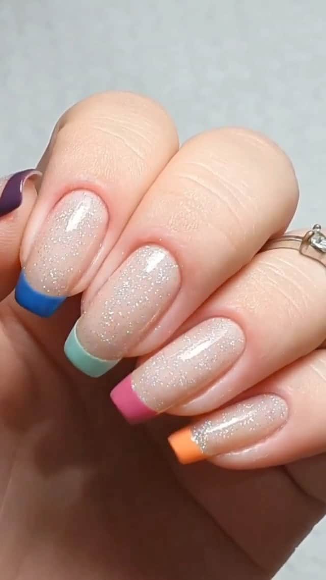 Risqueのインスタグラム：「Neste Carnaval, a gente fica em casa, mas cheia de cores e muito brilho! ✨ A @natyscalada caprichou na inglesinha multicolorida usando a nova coleção #RisquéRevoluçãoDasCores e o tão amado #AsMilPurpurinas! Inspire-se, faça e marque #EuQueFizRisqué! 💅  #TáNasNossasMãos #Risqué #EsmaltesRisqué #RisquéRegular」