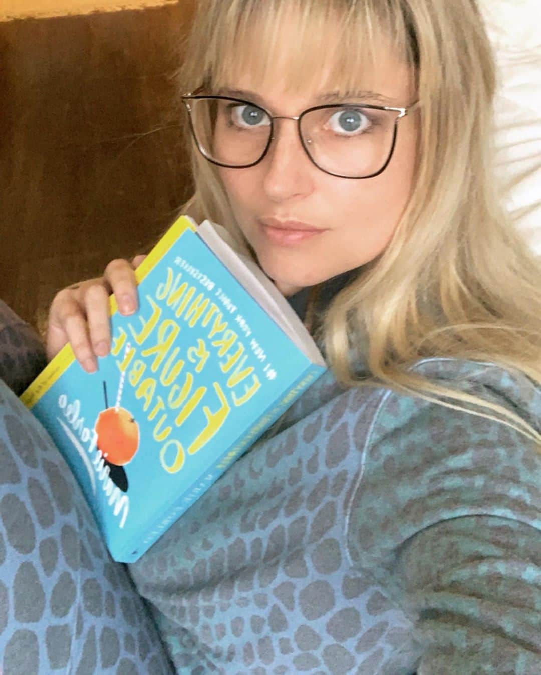 ジェネビーブ・モートンのインスタグラム：「Trying to figure out if everything is in fact figureoutable with @marieforleo book “Everything is Figureoutable” #marieforleo」