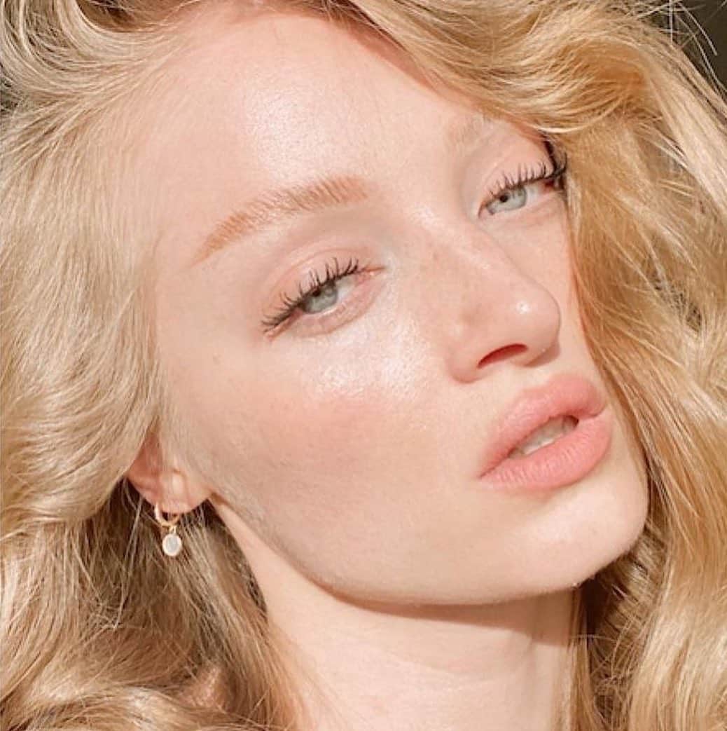 Revlonのインスタグラム：「@walker_ash is nailing the 'no makeup makeup' look with our NEW #ColorStay Light Cover Foundation! What's your go-to coverage and why? Comment below!   Shade shown: Porcelain (130)」