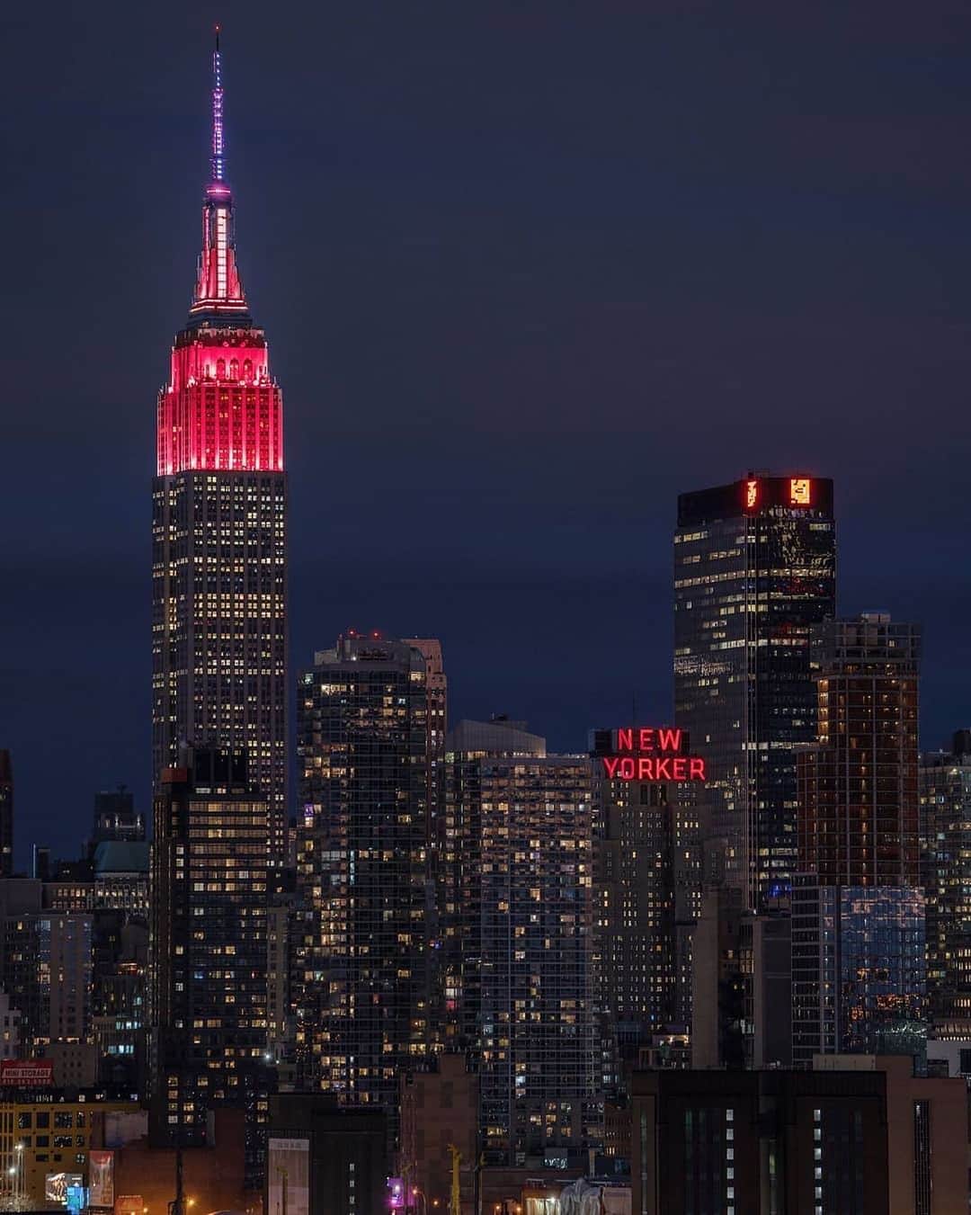 のインスタグラム：「Destination: Mars! 🚀    Together with @nasajpl, we’re celebrating the upcoming landing of NASA’s Mars Perseverance Rover with lights in all red tonight! #CountdownToMars    @nasa’s Mars 2020 mission launched on 7/30/20 & is scheduled to land this Thursday. 💫    📷: @mattpugs #EmpireStateBuilding」