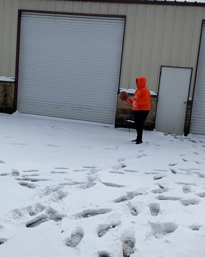 リコ・ロドリゲスのインスタグラム：「Rain, shine, or snow, I’m ALWAYS a certified bucket 🔥🤘🏽🚀」