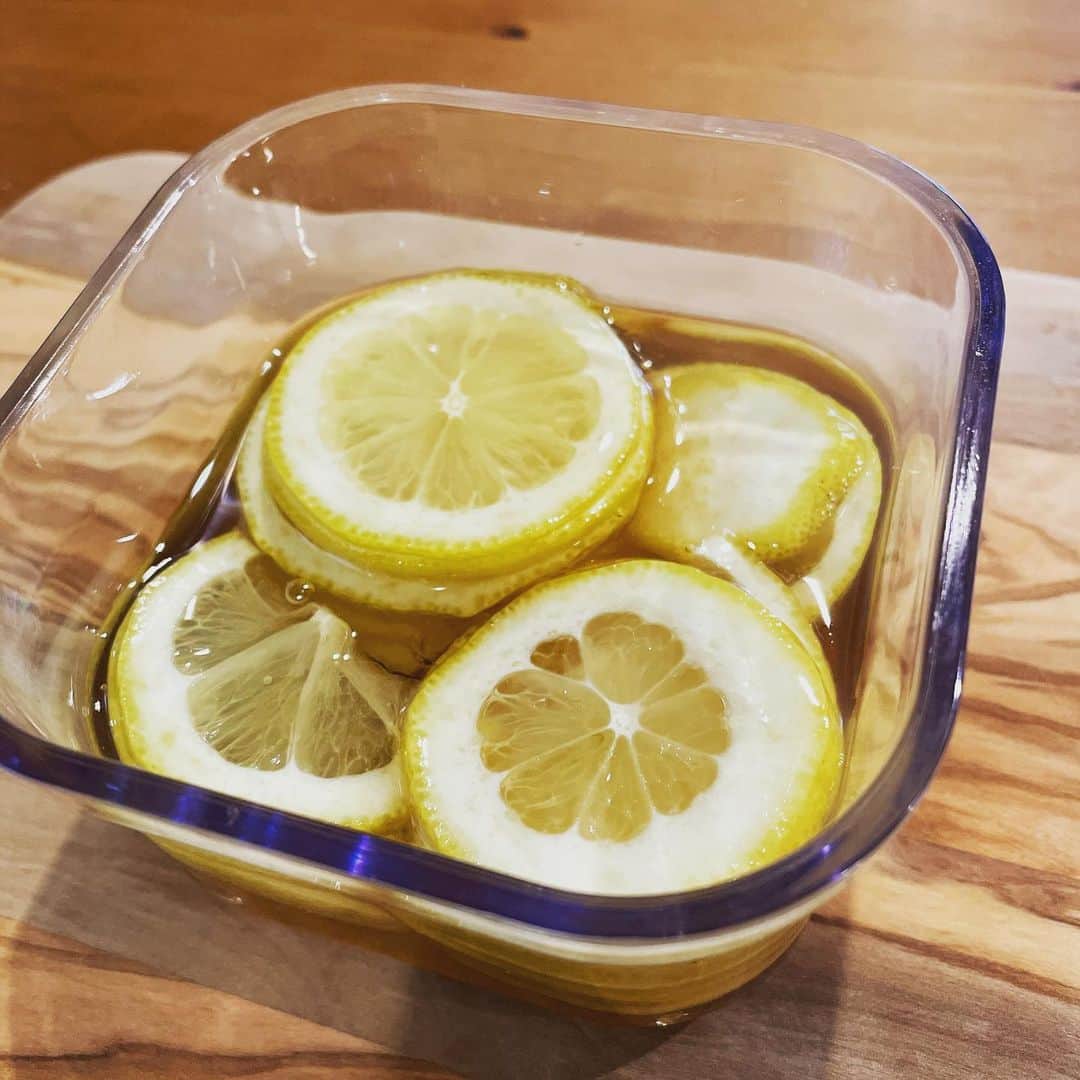 のインスタグラム：「おはようございます。口内炎が久しぶりにできてしまった。口の中も渇きがち。あ、そういうば、最近あんまはちみつレモン食べてなかった！  そうでした、忘れてた。出産後やけに口内炎が出来て困ってたとこにはちみつレモンがいいって聞いて、作って食べ始めたらほんまに効いたのでした。  広島産のレモンを薄く切って、「かの蜂」さんのはちみつで漬けました。薄く切るのはちょっと難しいけど簡単に出来るので、お試しあれ！そのまま食べたりヨーグルトに添えたり、紅茶に入れたり。ポークソテーにも美味しいよ。  I had stomatitis, so I made a honey lemon. It works! It’s good for my mouse.For honey lemon, sliced lemon from Hiroshima and pickled with Kanohachi's honey. It’s easy to make, so give it to try!  @kanohachi  #出産後#はちみつレモン #口内炎#はちみつ#レモン  #ukulelelove#ukulelelife#ukuleleplayer#ukulelemusic#ukulele#ukulelelife #ウクレレ」