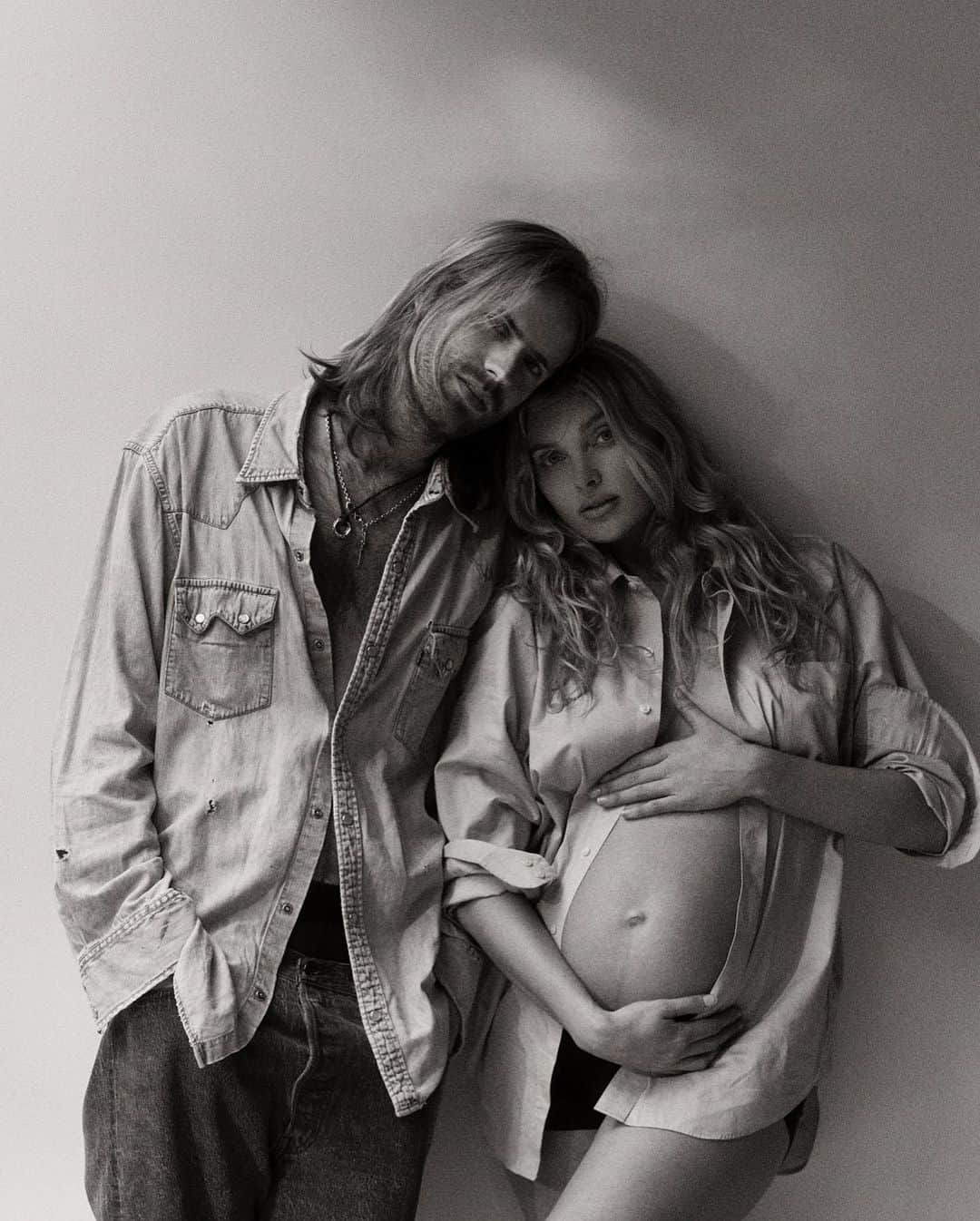 エルザ・ホスクさんのインスタグラム写真 - (エルザ・ホスクInstagram)「An essay on birth❤️Part 2/6  My labor started a few days before her due-date. I had contractions that felt manageable for 2 days before the active labor phase started, but they would wake me up every 10min during the night so i didn’t get much sleep for those 2 nights. We falsely called our doula in the middle of the night on the second night when the contractions were 3min apart but once she showed up they slowed down again. She stayed with us that whole night and day and took me through many excercises and positions to try to induce labor again, we walked around the garden, did yoga poses, tried pumping breast milk. I was exhausted, but we didn’t want to do another night of no sleep and no baby  because I desperately needed the energy to be able to push the baby out. By the evening when the contractions still were 10mins apart and still no change in dilation of the cervix we called an acupuncturist who came over to try and increase the contractions and start active labor. Right after she left I went to bed to try and sleep and I felt a pop in my belly and some water started to come out. I texted Tom who was working in the other part of the house “baby, I think the water broke” and in that instant I felt the strongest contraction I had felt so far. And they kept coming. I assumed this was active labor. The cervix was starting to dialate. The pain was strong and the only relief I could think of was getting in the warm shower. Tom is sitting outside the shower ready to assist me with what I need. Sometimes I come out when I don’t know what to do with myself and the pain and he squeezes my back with all the power he’s got. An hour or so later we call our doula , who probably had just gotten home to come back. Once she arrived I was already making a lot of noises and the thought of leaving the shower now and not having the comfort of the hot water is unthinkable. I lie down in the shower between the waves to rest and gather myself and once the contraction came I need to be up on my legs and hold onto something to get through it.」2月17日 7時23分 - hoskelsa