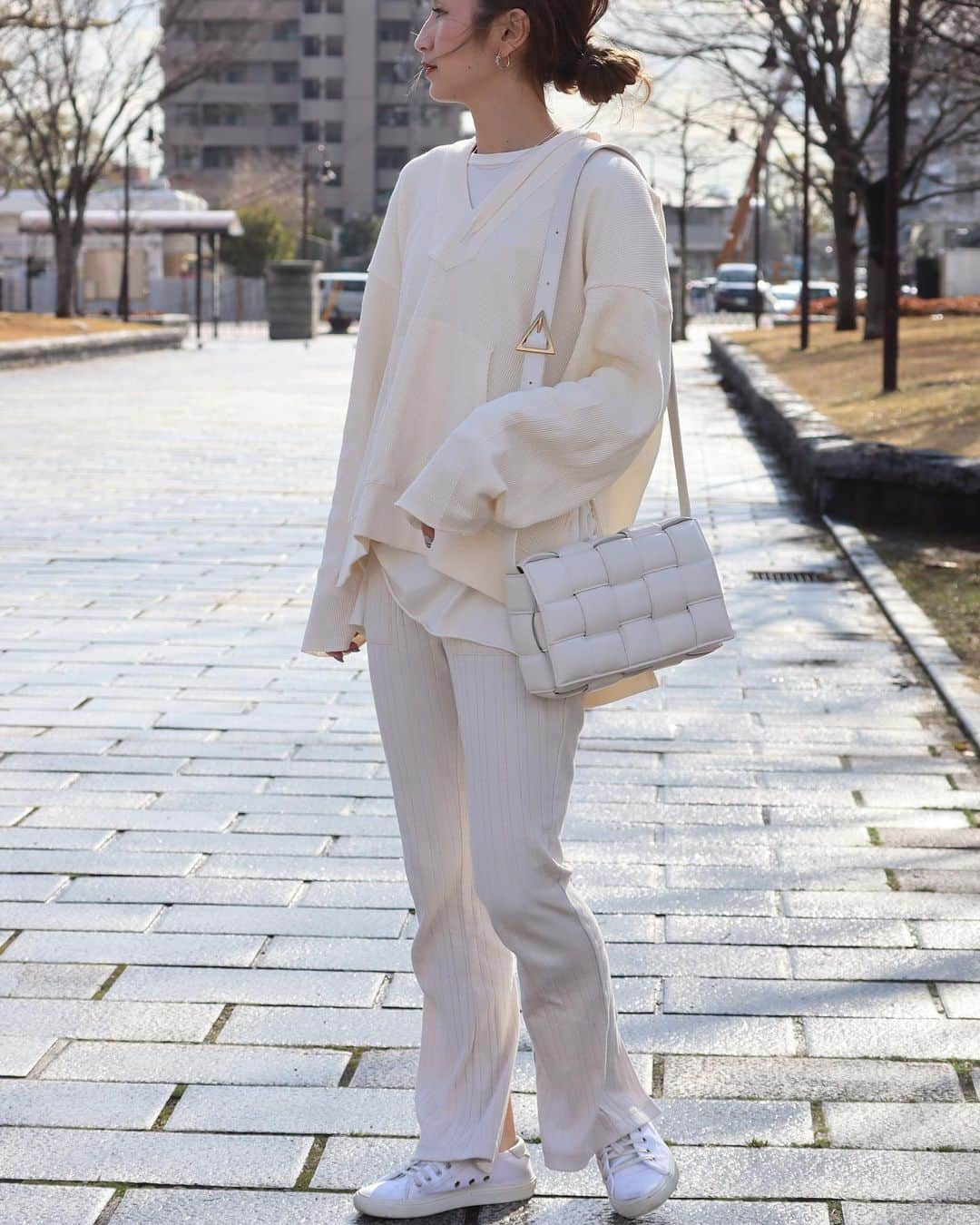 あすかさんのインスタグラム写真 - (あすかInstagram)「ㅤ ㅤ ㅤ 🤍 ㅤ ㅤ tops&pt： @agbyaquagirl × @_karen0125_  bag：　@newbottega shoes： @ysl  pierce： @celine  necklace： @m3_h4_  ㅤ ㅤ  Instagram初めたばかりの頃から かわい-なってみてた　@_karen0125_ さん @agbyaquagirl  コラボのアイテム　🤍 ワントーンコーデでお気に入り🌿  ㅤ ㅤㅤ  ㅤ 最近またアイスばかり食べてる🍨 なかなか辞められません🤭💭  ㅤ ㅤㅤ  ㅤ  #mamagirl#bottegaveneta#bottegavenetabag#カジュアルコーデ#大人カジュアル#シンプルコーデ#プチプラコーデ#高見えコーデ#ボッテガヴェネタ#ワントーンコーデ#シニヨンアレンジ#スニーカーコーデ#春コーデ#ママコーデ#ママファッション#ママバッグ#サブバッグ#男の子ママ#2歳差育児#30代ファッション#アラサーコーデ  ㅤ  ㅤ」2月17日 7時24分 - ask_____10