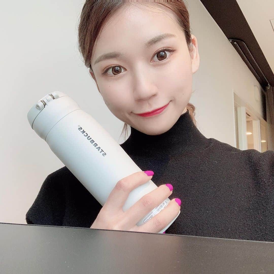 近藤美月さんのインスタグラム写真 - (近藤美月Instagram)「﻿ ﻿ マイボトル☕️🌿﻿ ﻿ スタバの☕️﻿ 買うの2つめ☺︎﻿ ﻿ ペットボトルって年間に﻿ 59億本も生産されてて、﻿ そのうちリサイクルされないものは﻿ 9億本もあるんだって。﻿ ﻿ 環境のためにも、﻿ 毎日マイボトルにお水を入れて﻿ 持ち歩くこと🐥♡﻿ ﻿ 自分にできる小さなことは﻿ していきたいなあ🌿﻿ ﻿ ﻿ ﻿ ﻿ ﻿ ﻿ ﻿ ﻿ #スタバボトル  #マイボトル生活 #スタバタンブラー  #関西サロンモデル  #環境に優しい #エコな暮らし」2月17日 7時25分 - miittsuk