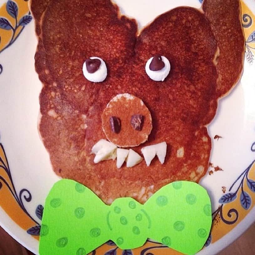 Tuna {breed:chiweenie} のインスタグラム：「Now this is a pancake! 🥞 #nationalpancakeday @jumpforjoie  #tunainterpretations #tunartuesdays」