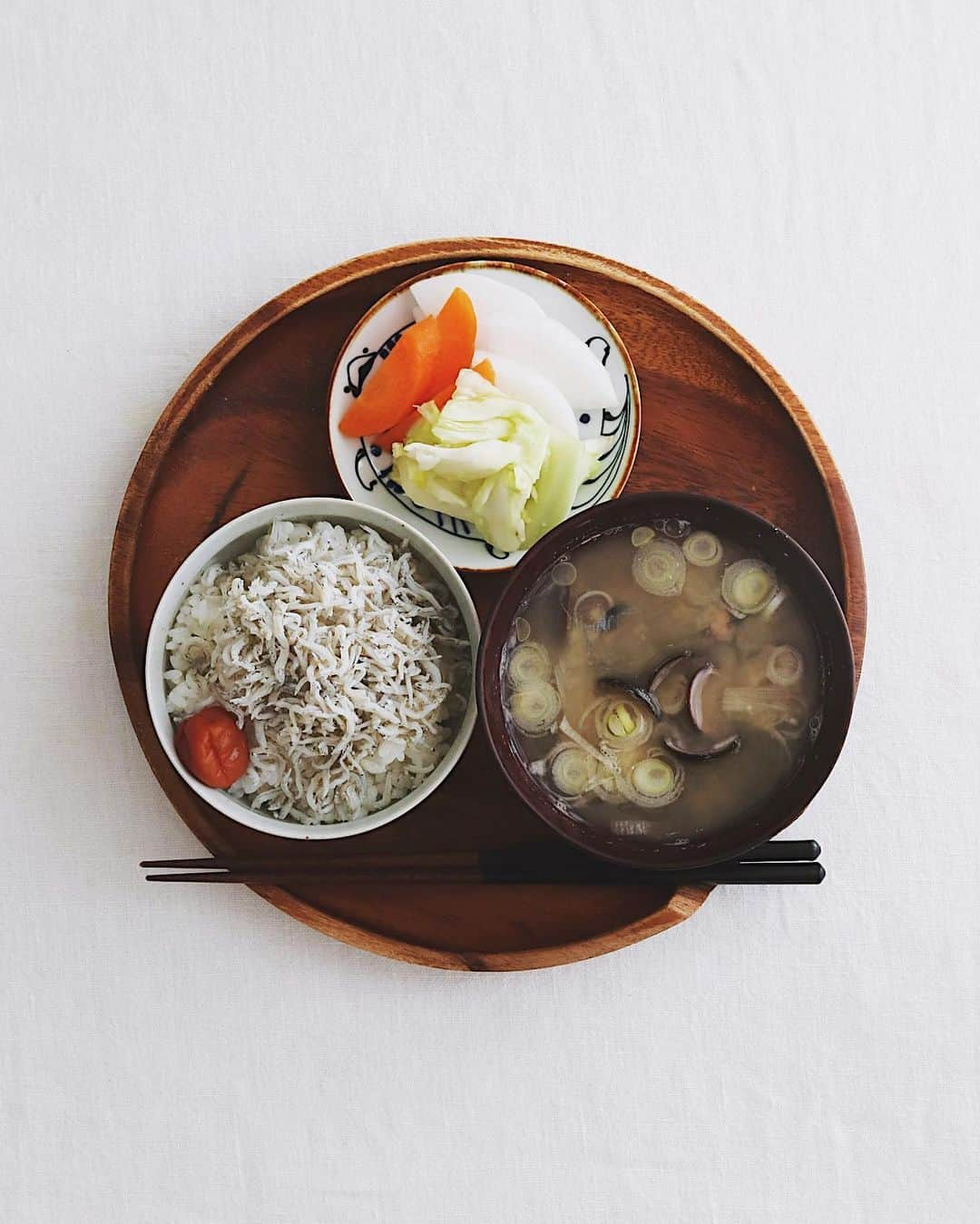 樋口正樹さんのインスタグラム写真 - (樋口正樹Instagram)「Today's breakfast . 今朝はご飯にしらす、 梅干、しじみ味噌汁、 浅い浅い浅漬けです。 . . . #朝ごはん #朝食 #釜揚げしらす #しらすご飯 #しじみ味噌汁 #浅漬け #普通の朝ごはん #japanesebreakfast #japanesefood」2月17日 7時35分 - higuccini