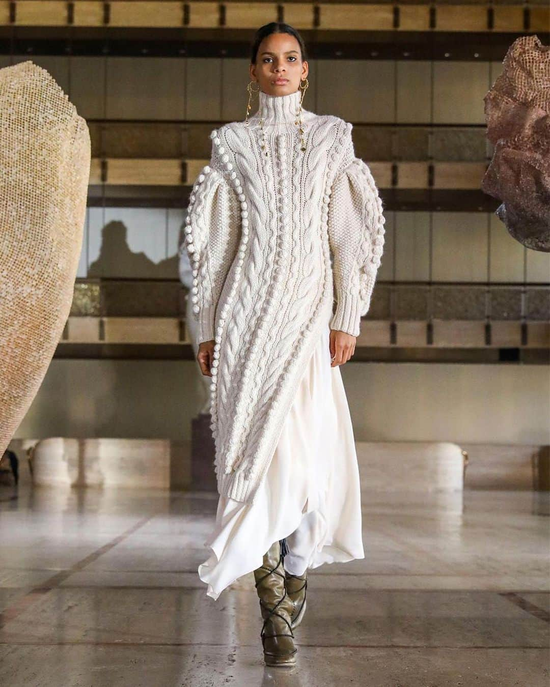 Harper's BAZAARさんのインスタグラム写真 - (Harper's BAZAARInstagram)「@UllaJohnson is the reigning queen of boheme cool. The Brooklyn-based designer has free spirits on lock, with airy tops, printed gowns, a standout shearling, and crochet for days. That handcraft is integral to the Johnson’s vision—which supports female artisans across the world. Head to link in our bio to see all of our favorite looks from the new collection.」2月17日 7時41分 - harpersbazaarus