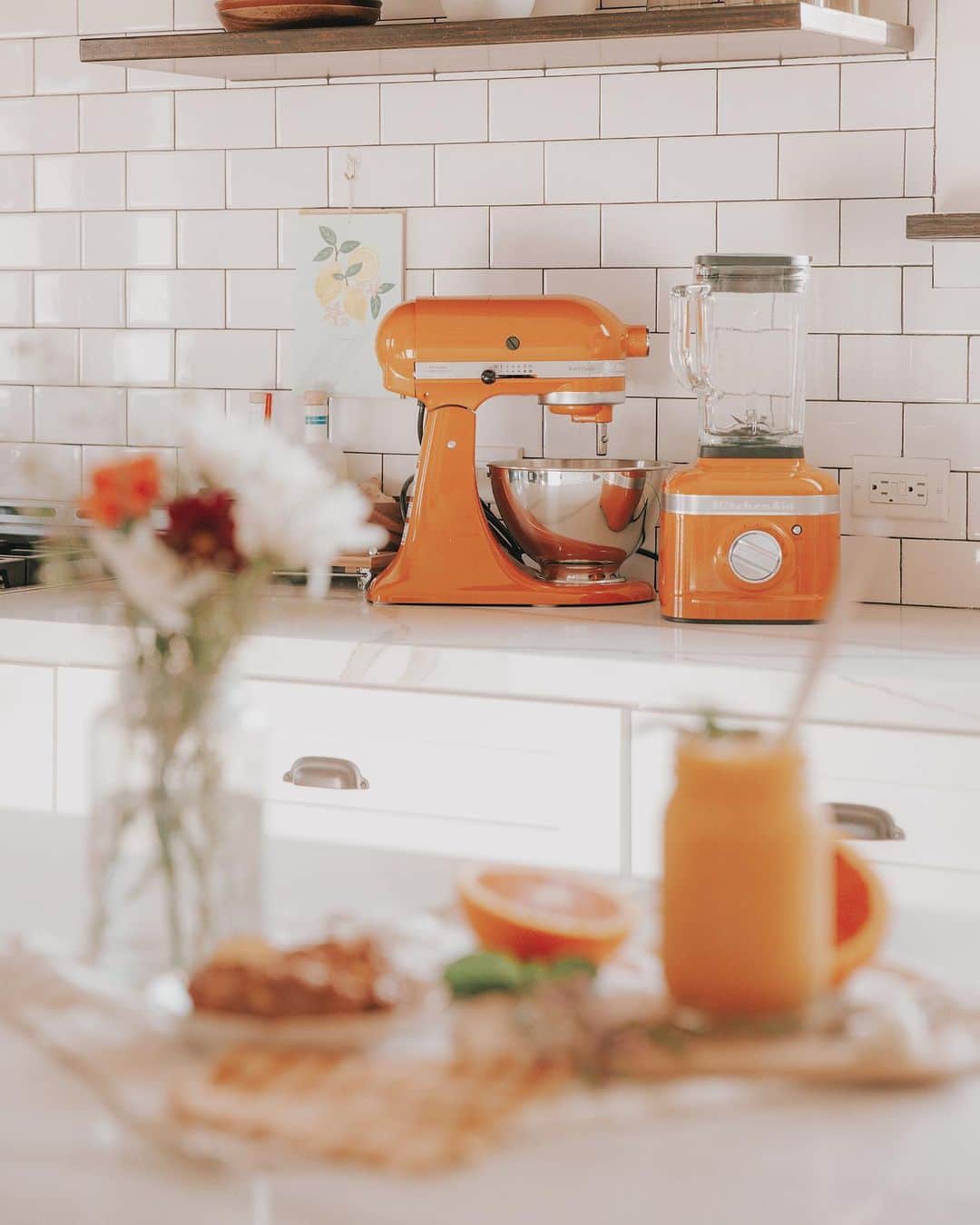 W E Y L I Eのインスタグラム：「Making sweets is so much sweeter when you share them with friends! #KitchenAidAmbassador I had so much fun making these honey recipes, inspired by this year’s KitchenAid Color of the Year, Honey! It’s like they read my mind and created one of my new favorite colors! I love the warmth this new hue adds to my kitchen and I feel so happy just looking at it. Last year, I started baking for neighbors and friends and still love how something so simple can help bring us together. Wah is also very impressed because normally he’s the chef in the house. Haha! @kitchenaidUSA #MakeItTogether」