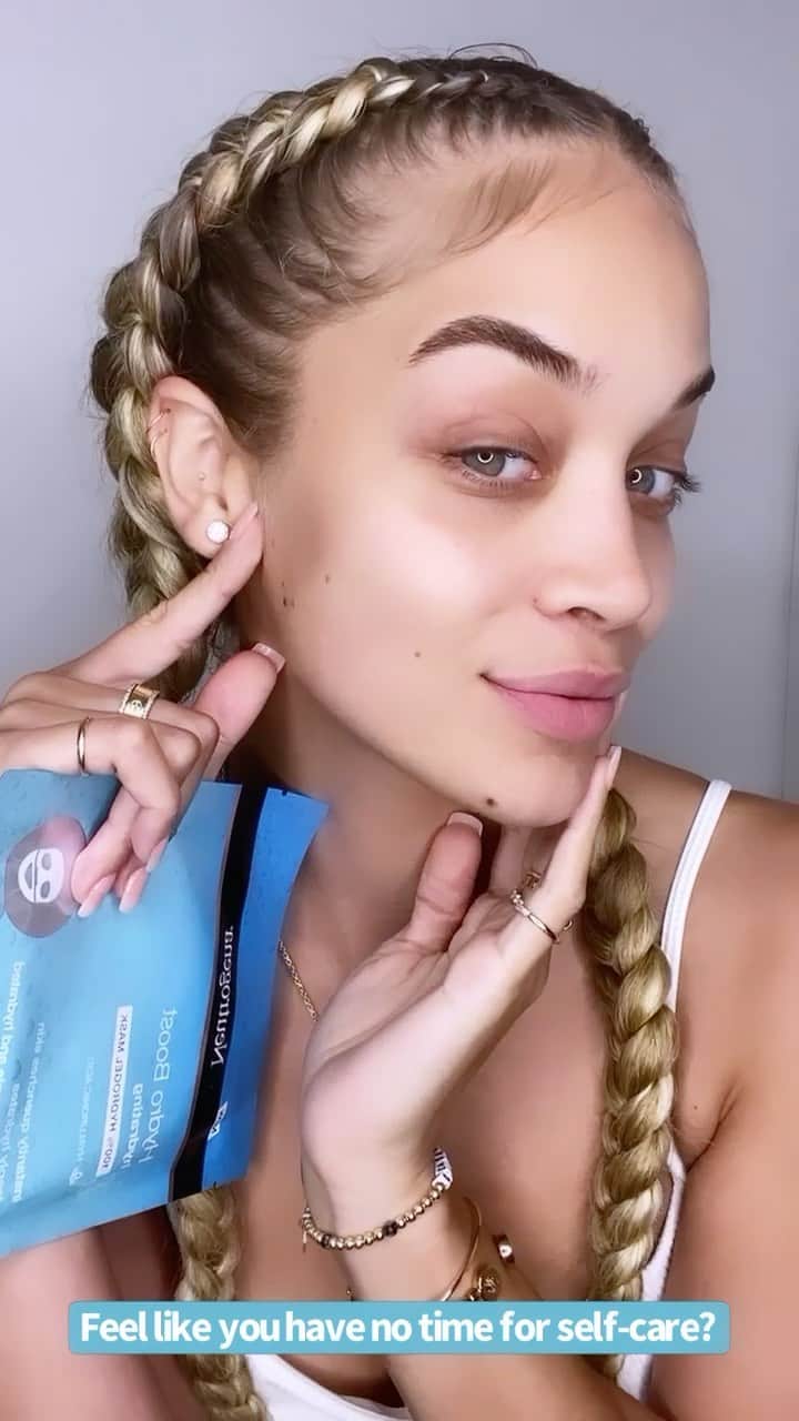 ジャスミン・サンダースのインスタグラム：「There’s always time for self-care! Let’s get into multitasking at its finest! 💙 Using one of @neutrogena masks! 💦」