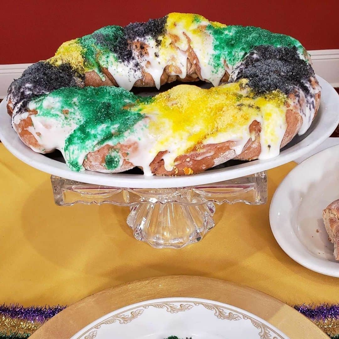 Good Morning Americaさんのインスタグラム写真 - (Good Morning AmericaInstagram)「Celebrate #FatTuesday with this delicious King Cake recipe from @DookyChaseRestaurant — one of the most famous black-owned establishments in New Orleans. Link in bio for the iconic #MardisGras recipe! ⁠ ⁠ #food #recipe #cake #baking」2月17日 7時52分 - goodmorningamerica