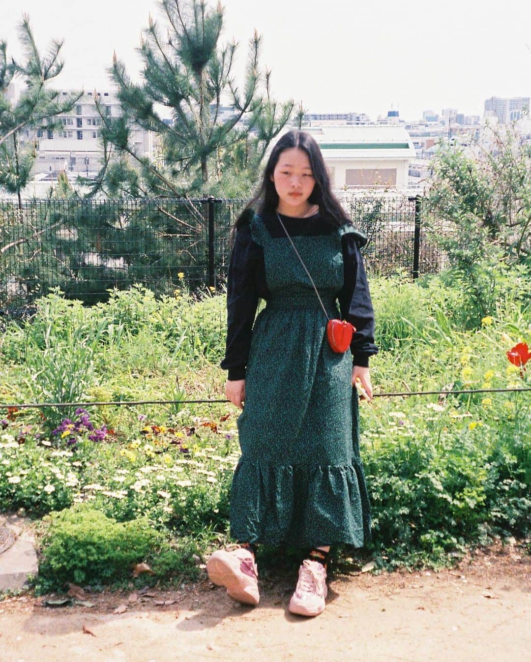 kisimariさんのインスタグラム写真 - (kisimariInstagram)「もうすぐ春ですね🌸  去年の春先に近所の公園で おじいちゃんと電話で話してる nicoの顔が困ってて可愛いくて 撮りました。 妹rinはねぇねにベビーカステラを食べさせようと してますね。  #kisimari #姉妹 #sisters #2020  #春」2月17日 7時53分 - kisimari_love