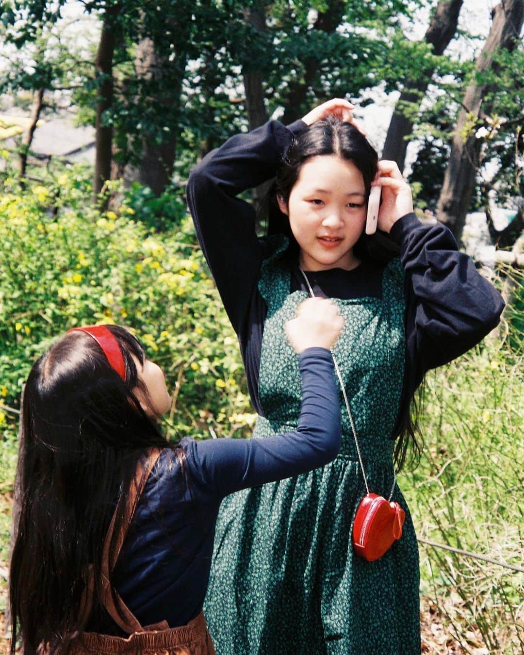 kisimariさんのインスタグラム写真 - (kisimariInstagram)「もうすぐ春ですね🌸  去年の春先に近所の公園で おじいちゃんと電話で話してる nicoの顔が困ってて可愛いくて 撮りました。 妹rinはねぇねにベビーカステラを食べさせようと してますね。  #kisimari #姉妹 #sisters #2020  #春」2月17日 7時53分 - kisimari_love