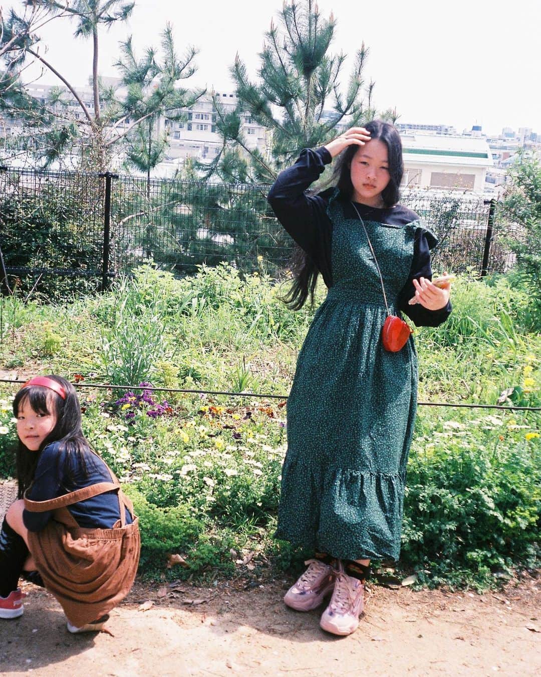 kisimariのインスタグラム：「もうすぐ春ですね🌸  去年の春先に近所の公園で おじいちゃんと電話で話してる nicoの顔が困ってて可愛いくて 撮りました。 妹rinはねぇねにベビーカステラを食べさせようと してますね。  #kisimari #姉妹 #sisters #2020  #春」