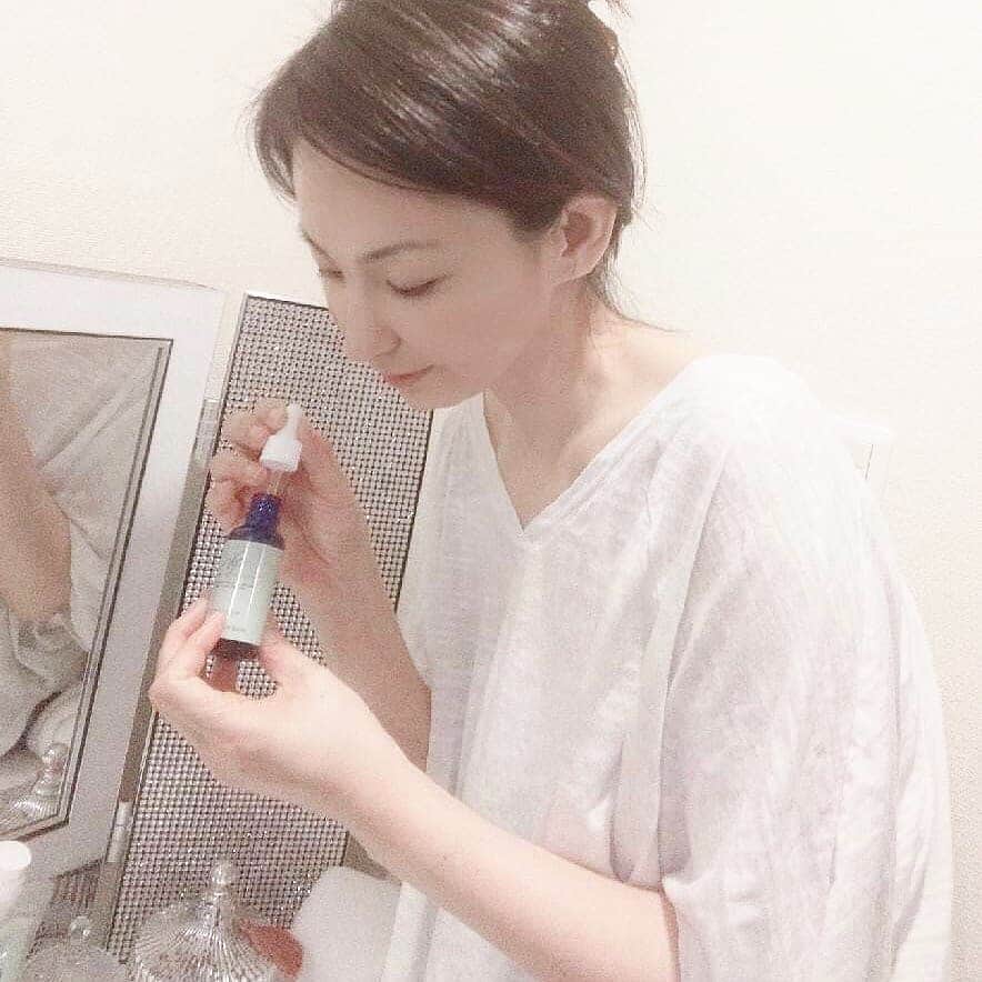 真山景子のインスタグラム：「ヘアメイクさんに教えてもらってから気に入って使っている Vanityphilosophyのスターターローションとフィニッシャーローション。 これに出会ってから、丁寧なスキンケアが好きになった✨ 化粧水が浸透していく為の土台作り大事と実感。 どんなに沢山化粧水塗っても、浸透する土台がないと、なかなか浸透しないんだな‥と。 何事も基礎が大事ですね！ あと、スターターローションもフィニッシャーローションも塗り心地最高✨ とろみがあるんだけど、塗るとさらっとしていて‥👏べとべとしない、でも乾燥もしない。 なので、年中愛用✨ #スキンケア #愛用 #ブースター #化粧水 #基礎大事 #丁寧なスキンケア」