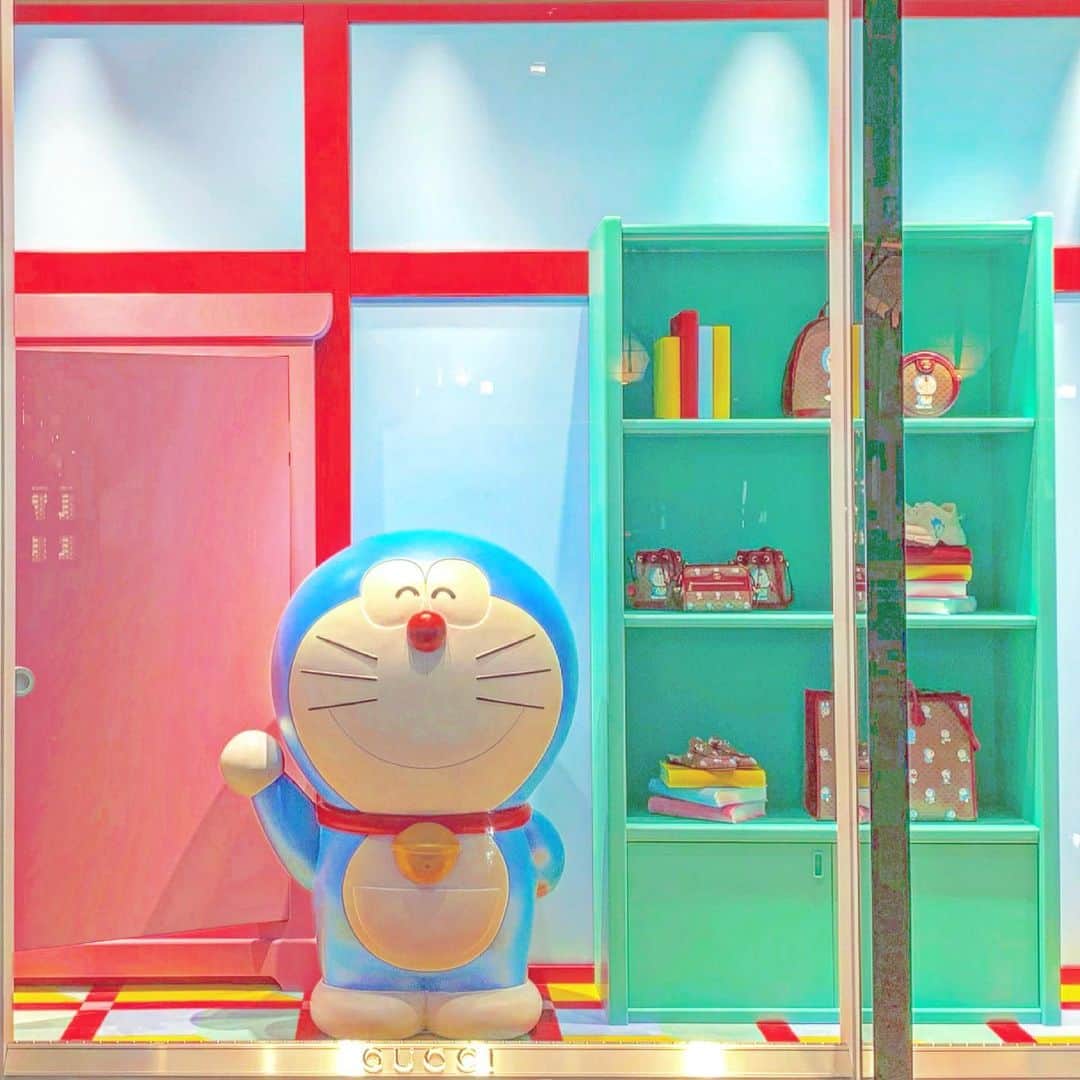 のインスタグラム：「《OhaYOKAN》  今朝の 原宿表参道は快晴なり…☀️  少し 風が冷たいですが  清々しくさわやかな朝🌅  朝ラン＆ウォークは  日の出の 時刻が早くなったので🌄  今日から 少し早めの時間にスタート…🏃‍♂️👟  さて  本日の YOKANは  午前中は  ・家事＆事務作業  ・表参道の朝そうじ  午後からは  本日分の 宿題ノルマ…✏️🎹🎼  ・ライブ用譜面作成  ・引き続き楽曲制作  そして  合間に スタジオの大掃除レンジャーも…🙋‍♀️  楽しみながらがんばりまーす✌️  みなさま  笑顔で ステキな1日を…💓  #harajuku #omotesando #原宿 #表参道 #tokyo #japan #morning #朝 #朝ラン #ウォーキング #running #walking #plogging #プロギング #OhaYOKAN #YOKAN散歩 #街角アート #streetart #showwindow #ショーウィンドウ #doraemon #ドラえもん #グッチ #gucci #gadgetcat #colorful #カラフル #インスタ映え #instagram #笑顔でステキな1日を💓」