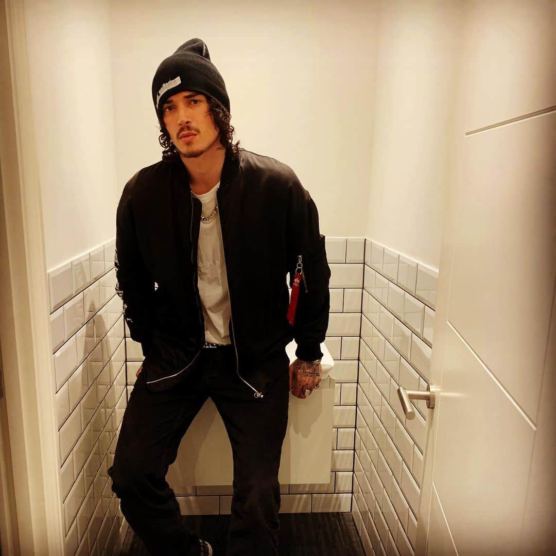 ジュリアン・ペレッタのインスタグラム：「“Where words leave off, music begins.” ...」