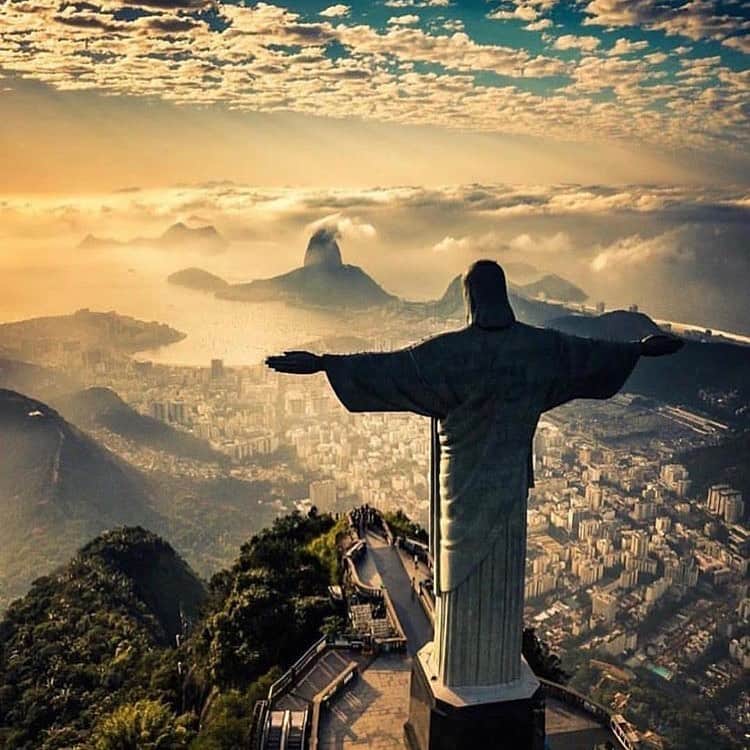 マシュー・セントロウィッツのインスタグラム：「To my fellow Christians, it’s that time of year again tomorrow - Lent. 40 days of reflection, sacrifice, and withdrawal. What better time to give up and withdraw from Instagram. Lord knows I need it 😁   Drop in the comments what you guys plan to give up for Lent. See ya on Easter ✌🏽」