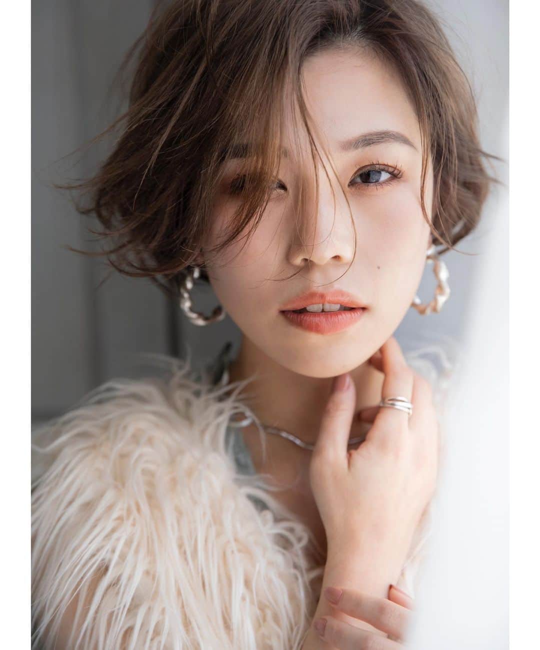 のインスタグラム：「その瞬間を、目を閉じてココロに刻む。 .. こんな時代だからこそ、ヒトのグッドポイントに目を向けよう。 .. ｓＣｅｎｅ（シーン）はスタッフ募集中！！  Stylephoto @scene_shitabow  . shampoo＆oil @beau.cosmetic.japan   #ヘアスタイル  #大阪美容室シーン #茨木美容室シーン #眼鏡 #髪型　#ヘアアレンジ　#切りっぱなしボブ　#美容学生　#美容師　#大阪美容師　#茨木市　#茨木　#ロングヘア　#カットモデル  #サロンモデル　#関西サロンモデル　#おしゃれさんと繋がりたい #巻き髪スタイル　#美容学校 #ショートヘア　#ショートボブ#大人スタイル　#冬スタイル　#ストレートヘア #下防タツヤ#吹田美容室#吹田美容室シーン #茨木市美容室　#茨木市美容室シーン　#艶髪 モデル協力 @u.h0212」