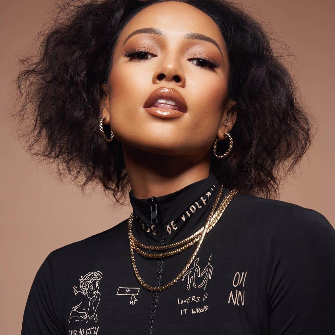 カルーシェ・トランのインスタグラム：「DROPPING SOON @kaebykarrueche  These unisex chains also come in two lengths.. something for the mensssss 🤎🔥 📸: @michaelstewartofficial @stewdiospace」