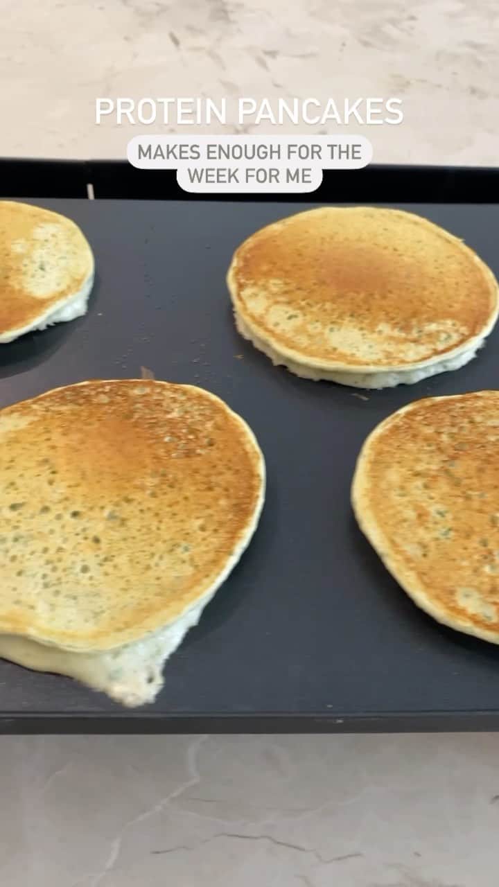Cara Van Brocklinのインスタグラム：「I’ve shared these protein pancakes before but I thought I would make a little video for you all to remember them! Save and share with all your friends you think would love these! I eat these almost every morning without fail. This should meal prep you enough for about a week. I just throw them in the toaster and microwave each morning and I’m good to go!」