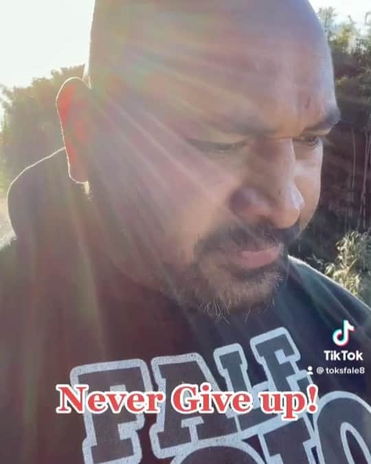 ファレ・シミタイトコのインスタグラム：「Never Give up!」