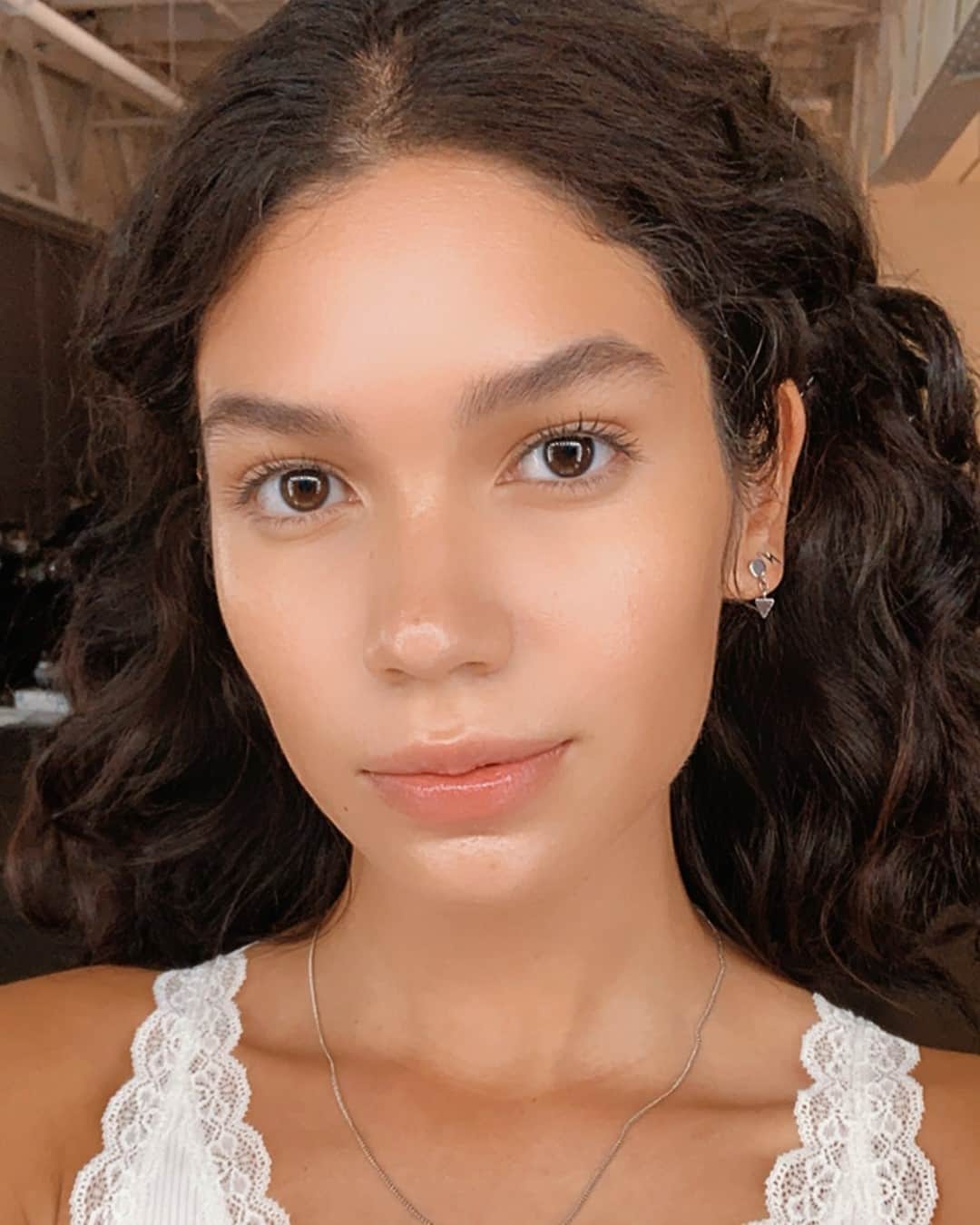 BECCAのインスタグラム：「That's not a filter, that's Light Shifter Finishing Veil. 💎   Ines wears Light Shifter Finishing Veil over Light Shifter Dewing Tint giving her skin a satiny, smooth, filtered finish.」
