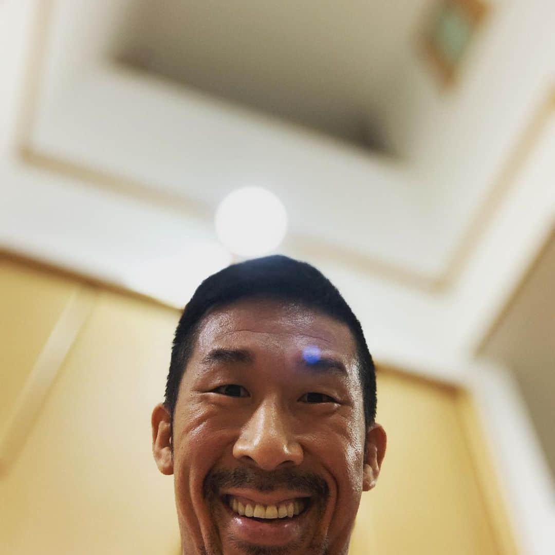 田村裕さんのインスタグラム写真 - (田村裕Instagram)「早寝早起き。  11時に寝て3時に起きてる。  昼寝確実w  早寝早起きで検索、勝手にタグ付けすいません😅  #今日も笑って行きましょう！ #笑えなかったとしても大丈夫 #僕が笑ってる #麒麟田村 #タムラ433 #TAMURA #smile #笑容 #미소 #улыбка #मुस्कुराओ #全力笑顔」2月17日 8時21分 - hiroshi9393