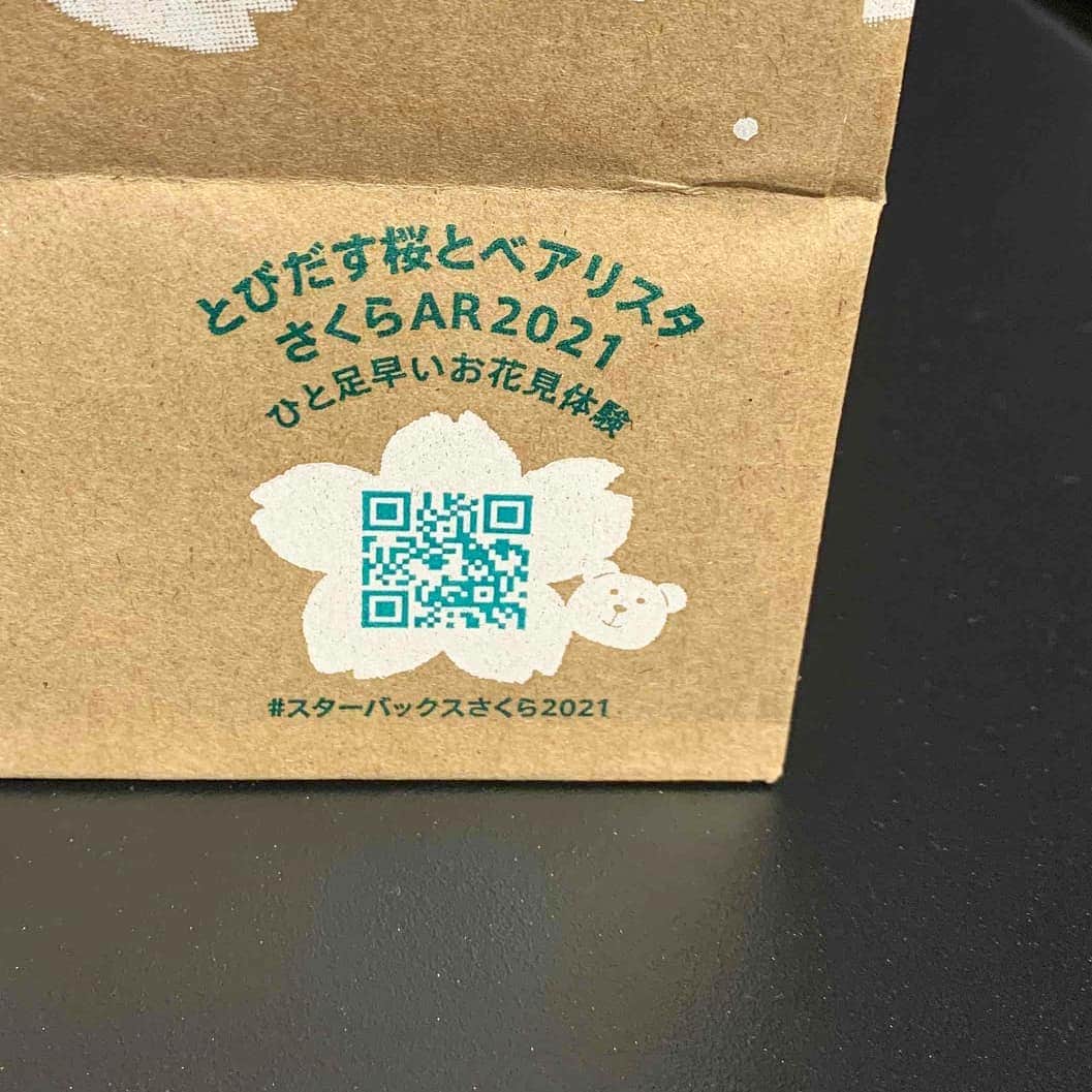 枚方T-SITEさんのインスタグラム写真 - (枚方T-SITEInstagram)「🌸さくら🌸﻿ ﻿ ﻿ ひと足早く、枚方T-SITEの3Fに"さくら"が登場？！﻿ ﻿  スターバックスに新作フラペチーノ"さくらふわりベリーフラペチーノ"が出たのでさっそく飲んできました。﻿ ﻿  さくらストロベリーソースを混ぜ込んだフラペチーノで、中にはラズベリーパンナコッタ！﻿ 甘さと絶妙な酸味が春の訪れを感じさせてくれます🌸﻿ ﻿ ﻿ 紙袋やレシートには見慣れないQRコードが…スタバのくまさん“べアリスタ”だそうです。﻿  コーヒーのスペシャリスト『バリスタ』→ヴァリスタ→ベァリスタ→ベアは🐻→ベアリスタ …かな？(推測です、すみません！) 可愛く踊るくまさんがかわいい！  本日17日からは、新作のさくらタンブラーやグッズも発売開始🌸﻿ ひと足早い、春の訪れをお楽しみください。 ﻿  ﻿ ﻿#枚方tsite #hirakatatsite #hirakata_tsite  ﻿ #蔦屋書店 #枚方蔦屋書店  #枚方 #hirakata #枚方市駅すぐ #枚方カフェ #枚方テイクアウト #カフェ#スタバ #スターバックス#starbucks  #スターバックスコーヒー#スタバ新作 #さくらふわりベリーフラペチーノ #フラペチーノ #フラペチーノ新作 #さくら #🌸 #桜 #春 #春の訪れ #くまさん #ベアリスタ #踊るべアリスタ﻿」2月17日 8時34分 - hirakata_tsite