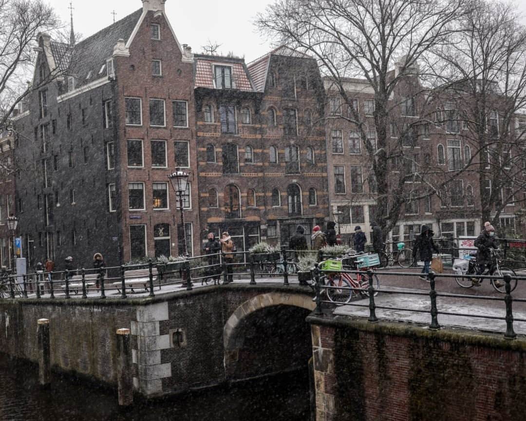 National Geographic Travelさんのインスタグラム写真 - (National Geographic TravelInstagram)「Photo by Muhammed Muheisen @mmuheisen / People cross a canal bridge during a snowfall in Amsterdam, Netherlands, on January 16. For more photos and videos from different parts of the world, follow me @mmuheisen and @mmuheisenpublic. #muhammedmuheisen #Amsterdam #Netherlands #Snow」2月17日 8時35分 - natgeotravel