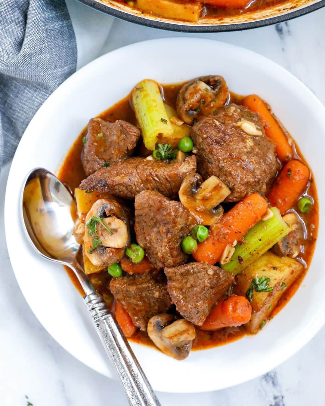 Easy Recipesのインスタグラム：「Look no further for the Best Beef Stew! This is my take on the classic beef stew, it's hearty, flavorful and perfectly warming for those cold winter months. Tender beef chunks, packed in with veggies in a rich broth - delicious!  Full recipe link in my bio.  https://www.cookinwithmima.com/the-best-beef-stew/」