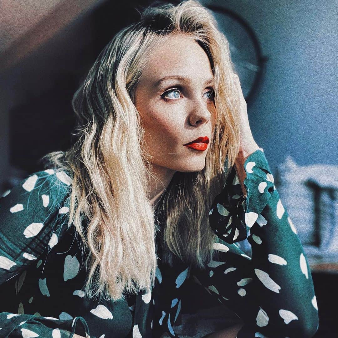 のインスタグラム：「Sitting here trying to remember the last time I WASN’T trying to figure life out. No time frame comes to mind. 🤦🏼‍♀️🤣  So...  Dear Stress (And Adulting),    Let’s   Break   Up.  Xoxo Laura  Whose with me?!!?」