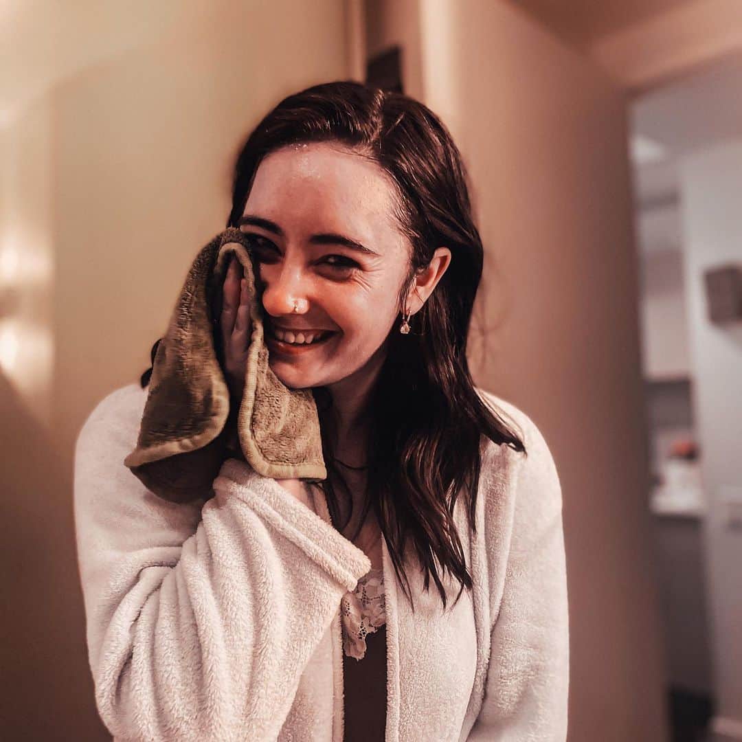 ケイトリン・オズモンドのインスタグラム：「Ending my day with a smile!  It was a good day 😊 • • I’m a morning person. So when it’s 6:00pm, I’m ready to get cleaned up and curl up on the couch with a book or tv and just relax.  • • #eveningrelaxation #selfcare @versed」
