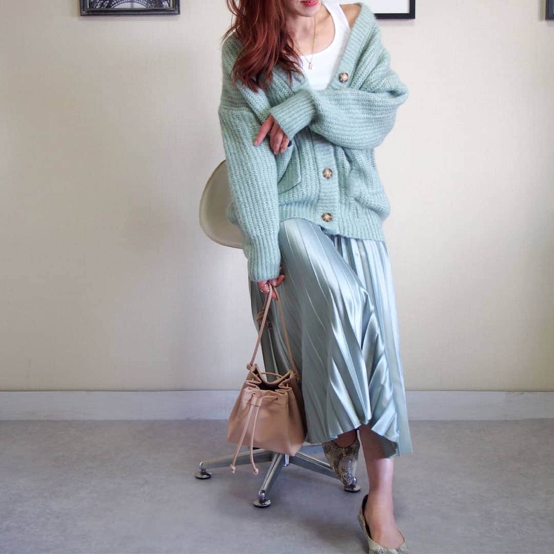 nori0620のインスタグラム：「zaraで春らしく  同色のグリーンも素材を変えて🌿🌿🌿  #ニット#スカート#イニシャルネックレス @zara #タンクトップ @muji_global #シューズ @randa #バッグ @uniqlo  #instafashion#fashio#code#outfit#coordinate#ファッション#コーデ#ニットカーディガン#プリーツスカート#パイソン#フラットシューズ#バッグ#uniqlo#新作#レザータッチドローストリングバッグ#春コーデ#mamafashion#ママファッション#ママコーデ#プチプラコーデ#zaraコーデ#locari」