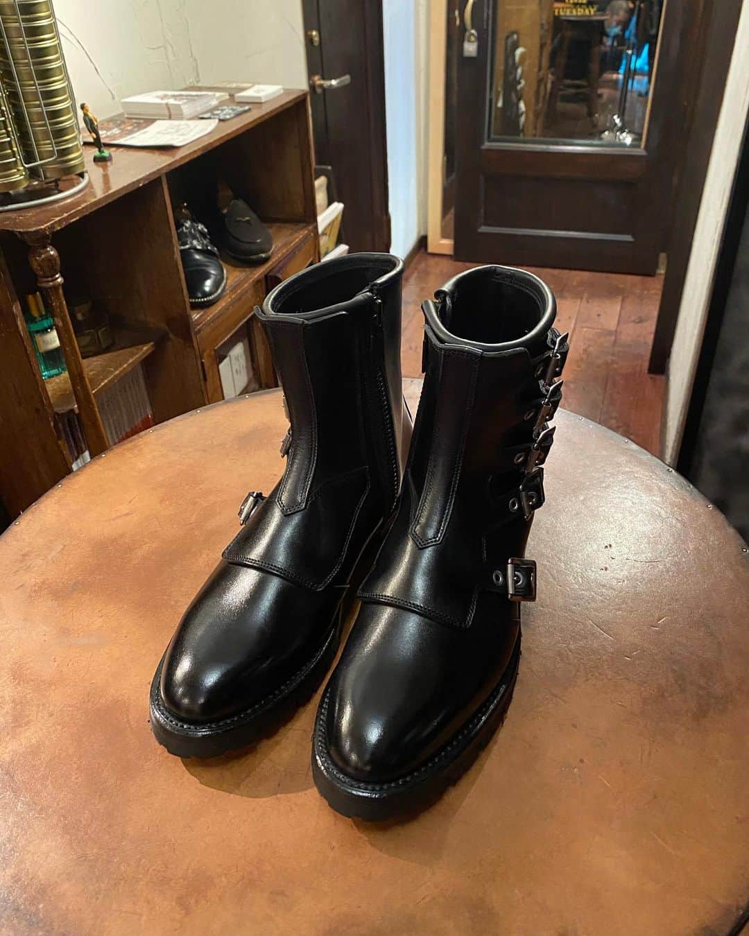 Yuya Hasegawaさんのインスタグラム写真 - (Yuya HasegawaInstagram)「@blackmeans_official  靴磨き人生で初めてガチパンクスの方の靴を磨かせて頂きました⚡️靴磨きの仕事はなかなかパンクスの人とはご縁がないのですがお得意様のご友人としてご来店。着てるライダースに合うようにじんわり奥から滲み出る艶を与えました。パンクスの皆様大歓迎なのでお待ちしてます！ご来店ありがとうございました！ #blackmeans #boots #punk #punks #brifth #shoeshine」2月17日 19時41分 - yuya.hasegawa.brift.h