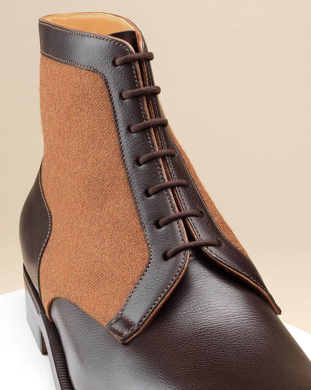 ジョンロブのインスタグラム：「Honouring time-tested bootmaking skills, the Parisian bespoke atelier brings the traditional pegged construction into modernity with the introduction of the bi-material masterpiece “Bottillon Adresse”. . #johnlobbbespoke #johnlobb」