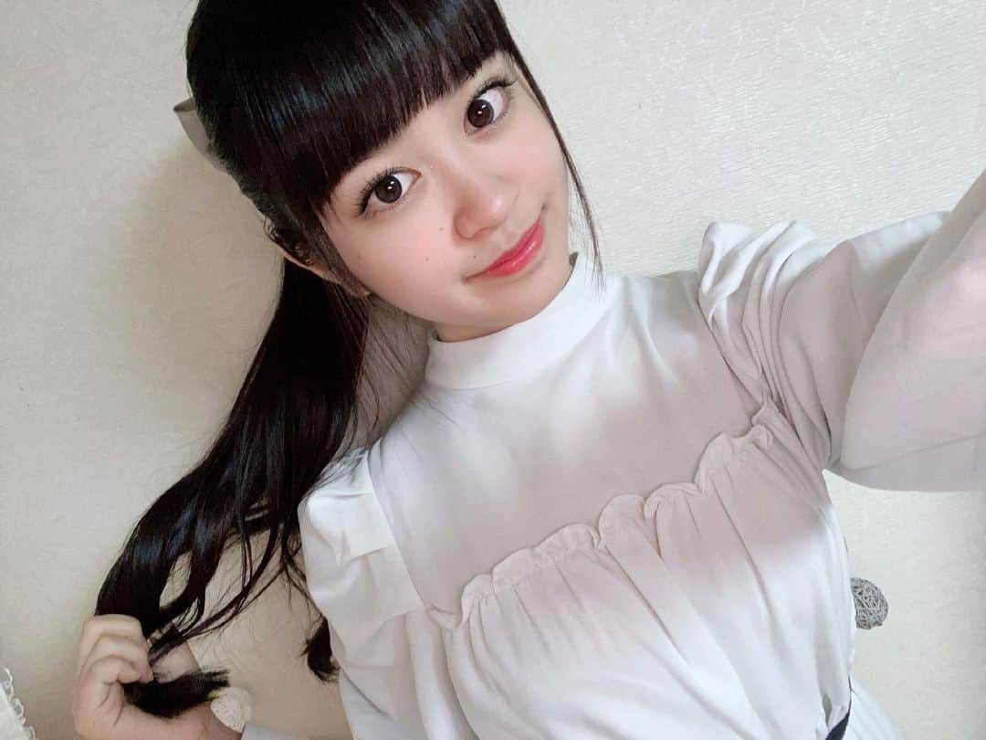 星ゆりかのインスタグラム：「ポニーテールする時は大きなリボンを付けるのが好き🎀  最近昼間はすっごく暖かいけど夜はまだまだ寒いから寒暖差に気をつけようね😭!!」