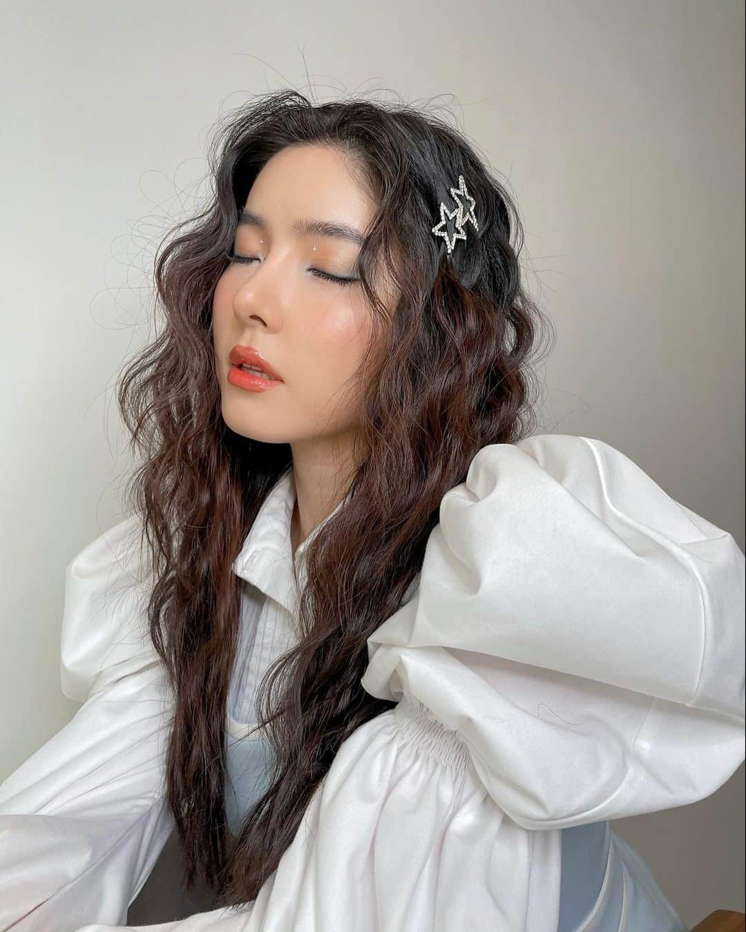 GYEON SEOのインスタグラム：「_* dream on 💭 . . a big thought of wonders 💙」