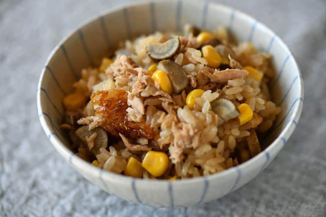のインスタグラム：「炊飯器を持っている全員にホント作ってもらいたい炊き込みご飯ができました！  白ごはん.comのこれまでのレシピと比べても、作りやすさと美味しさ、どっちもめっちゃ高ポイントかと！  米2合に対して【ツナ缶小1,コーン缶小1/2,ごぼう1/3本,醤油とみりん各大さじ2】を使うのですが、ごぼうを切る以外は缶詰で、だし汁いらずでもあります。ぜひお試しくださいね！  #白ごはんドットコム #冨田ただすけ  #炊き込みご飯レシピ #缶詰レシピ #最新レシピはプロフィール欄に」
