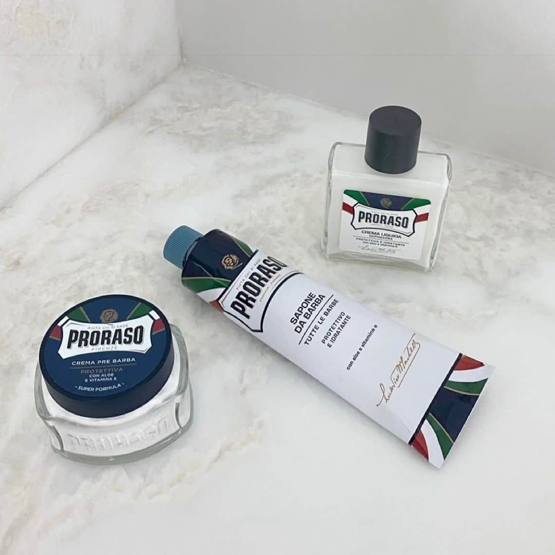 Proraso Japanさんのインスタグラム写真 - (Proraso JapanInstagram)「Prorasoのシェービングシリーズ。  こだわりのナチュラル成分で作られているので、肌荒れしがちな方にもオススメです。 メントールとユーカリのクラシカルな香りとともに、爽快感をお届けします。 . . Repost from @prorasousa . . . #proraso #prorasousa #prorasofirenze #シェービングクリーム #シェービング #ProShave #Italian #ItalianShave #イタリア製 #バーバースタイル #バーバーショップ #髭脱毛 #メンズスタイル #シェービングフォーム #Barber #メンズヘアスタイル #ヒゲ男子 #ヒゲ #BarberShop #ヒゲ脱毛 #メンズヘア #シェービングエステ #おしゃれさんと繋がりたい」2月17日 19時41分 - prorasojapan