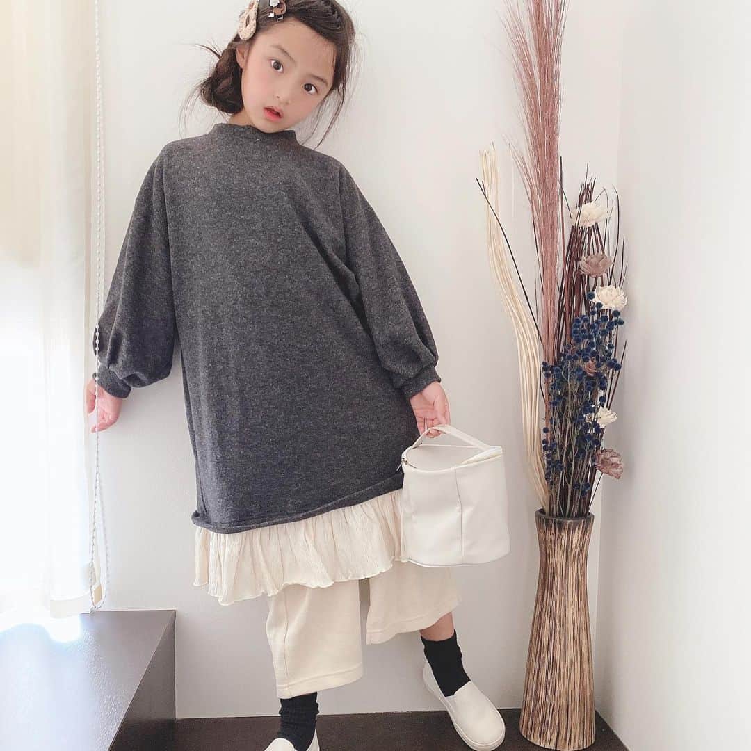 ♡KAO♡のインスタグラム：「： ： #おりんコーデ #rinchancode ♡♡♡ ： @dholic_kids_official coordinate♥ ： 裾のフリルとお袖ポワンが可愛い プチプラなワンピース♡♡ @dholic_kids_official のもの❤ ワンピースとして1枚で着ても、 パンツとかロングスカート合わせても良き♪。.:＊ これcolor選びきれなくて2色GETしてしまった♡ また別colorも載せまーす୨୧⑅*. さて何色でしょー(*˘︶˘*).｡.:*♡ ： ： ┈┈coordinate item┈┈┈┈┈┈┈┈ onepiece/hairpin▹▸ @dholic_kids_official @dholic_official  #dholic #dholickids   ［125cm/size XL］ ┈┈┈┈┈┈┈┈┈┈┈┈┈┈┈┈┈┈┈┈ ： ： ： ： ： ： ： ： ： ： ： ： ： ： ：  #ig_kidsfashion #kidsfashion #親バカ #ig_oyabakabu #親バカ部 #娘 #6歳 #女の子 #インスタキッズ #ig_kids #mamanoko #ママリ #hugmug #コドモノ #キッズファッション #コドモダカラ #comona #キッセレ #ママタス #プチプラコーデ  #キッズコーデ #韓国ファッション #韓国子供服」